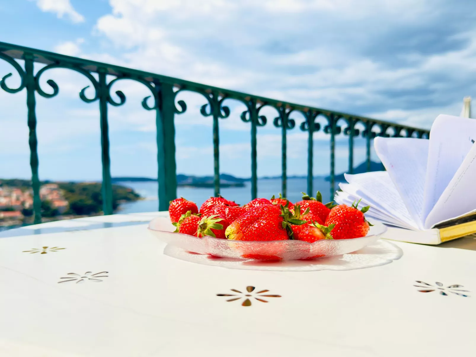 Villa mit Blick auf das Wasser-Draußen