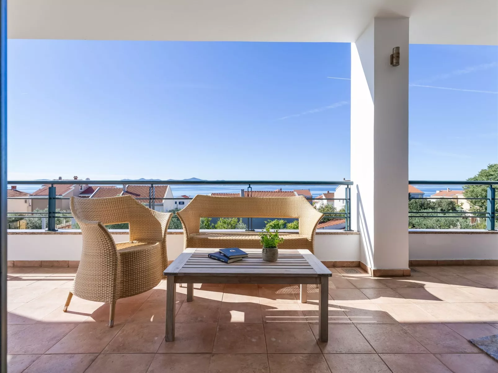 Luxuriöse Villa mit Meerblick - von TA Leut Agency-Draußen