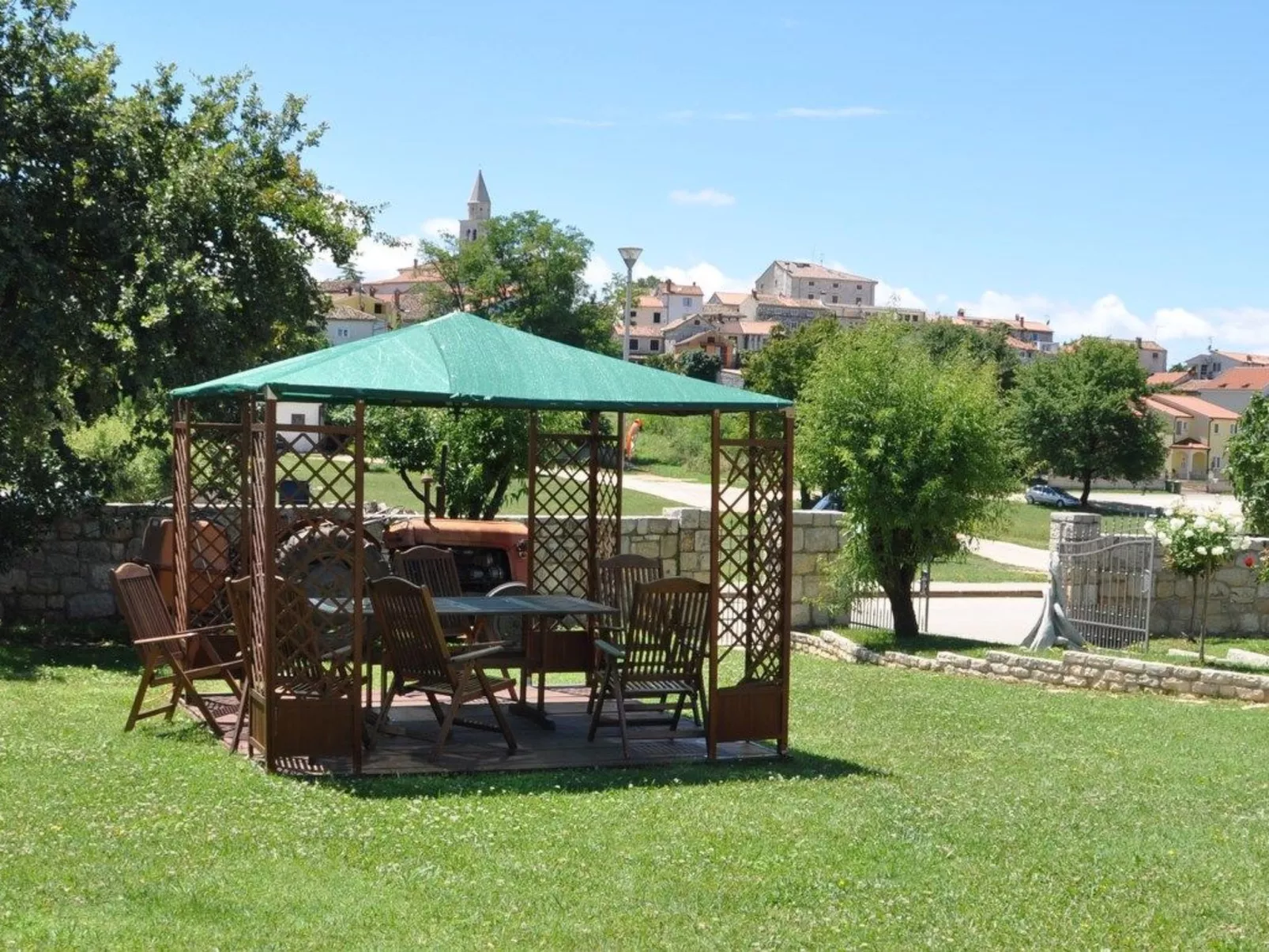 Villa Linet 7.-Draußen