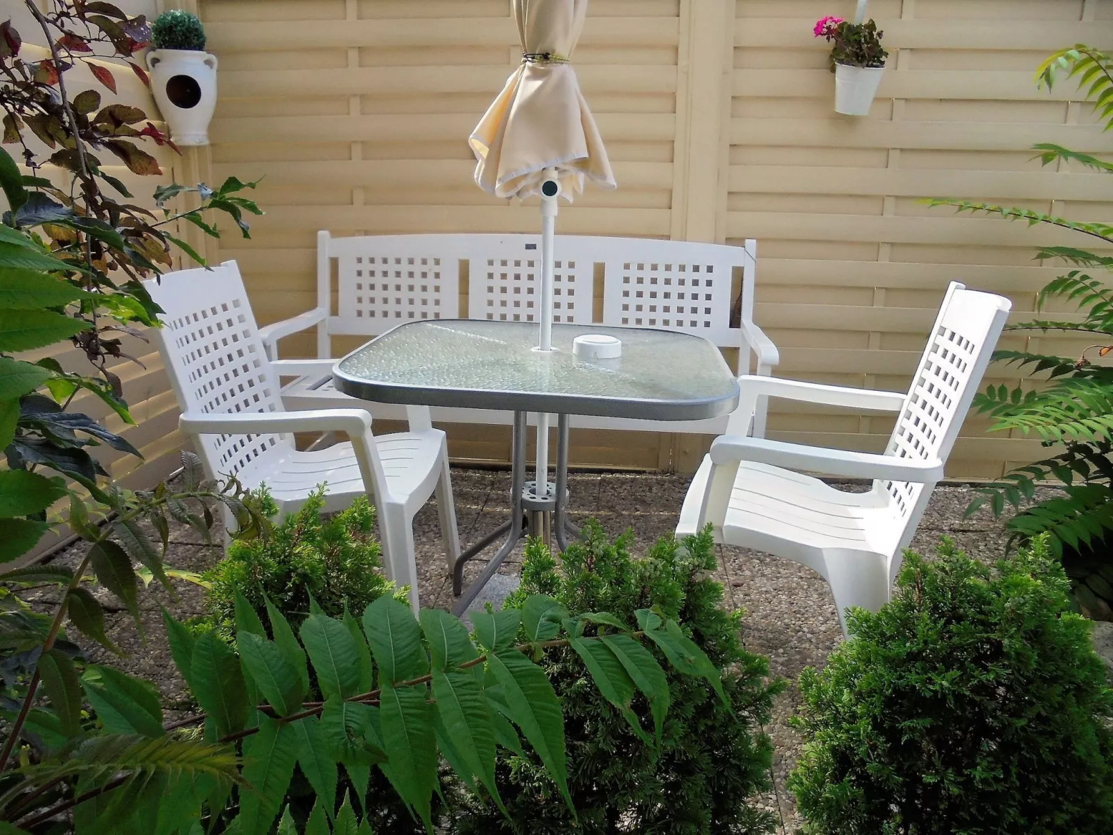 Kleine Ferienwohnung mit Garten und Terrasse-Drinnen