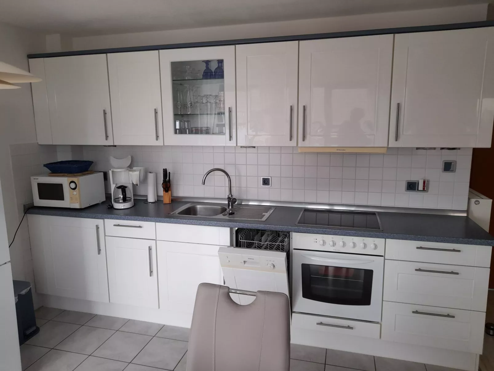 Moderne Ferienwohnung mit Balkon in Strandnähe-Drinnen