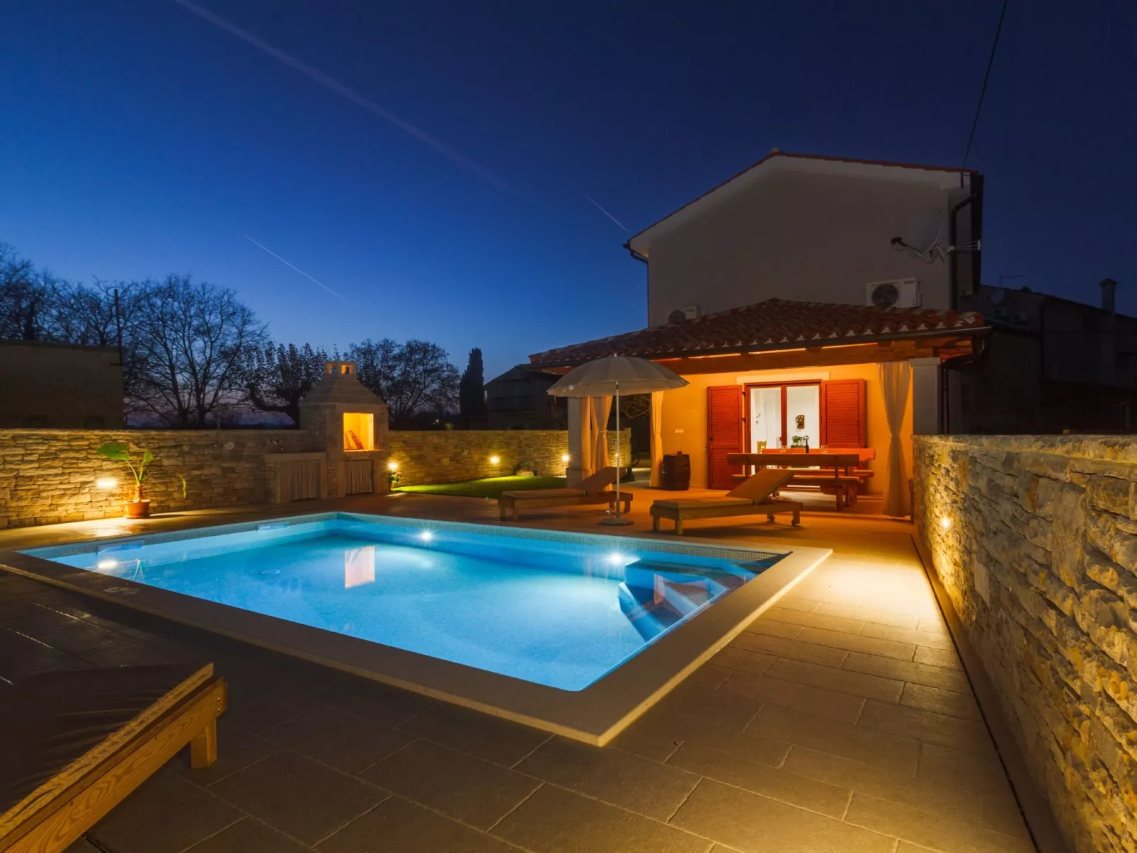 "Villa Nima" mit privatem Pool-Dehors