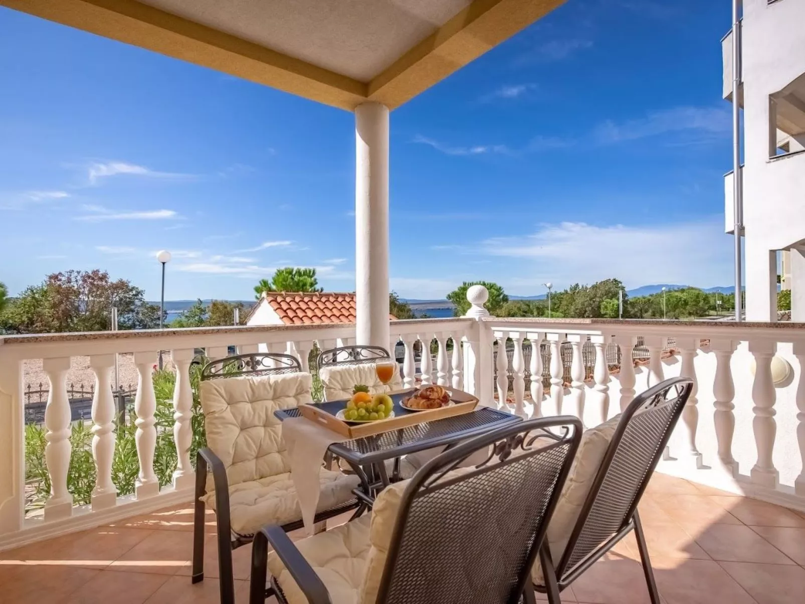 Wohnung mit Balkon und Meerblick-Outside