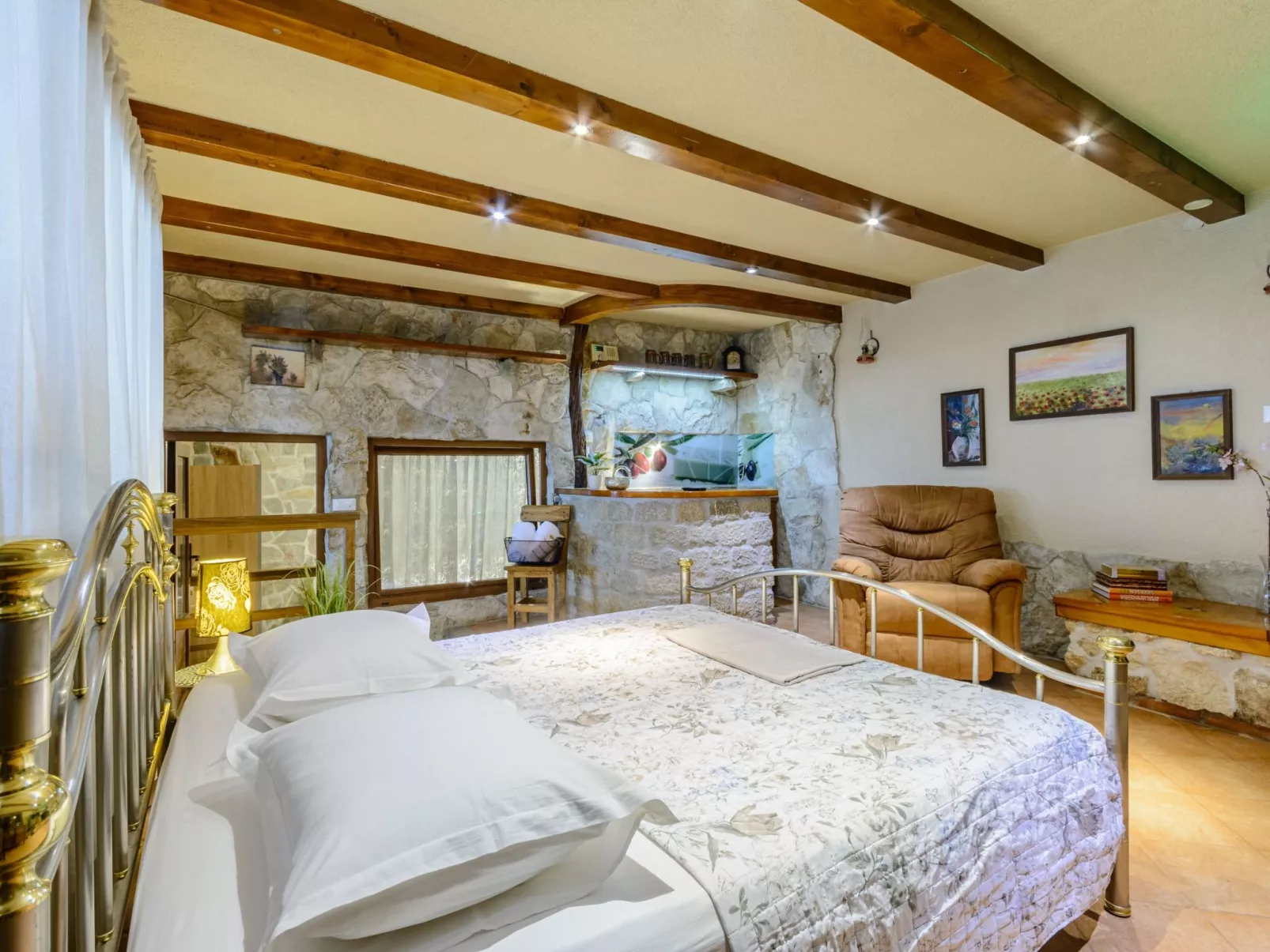 Villa mit vier Schlafzimmern und beheiztem Pool-Image-tags.info