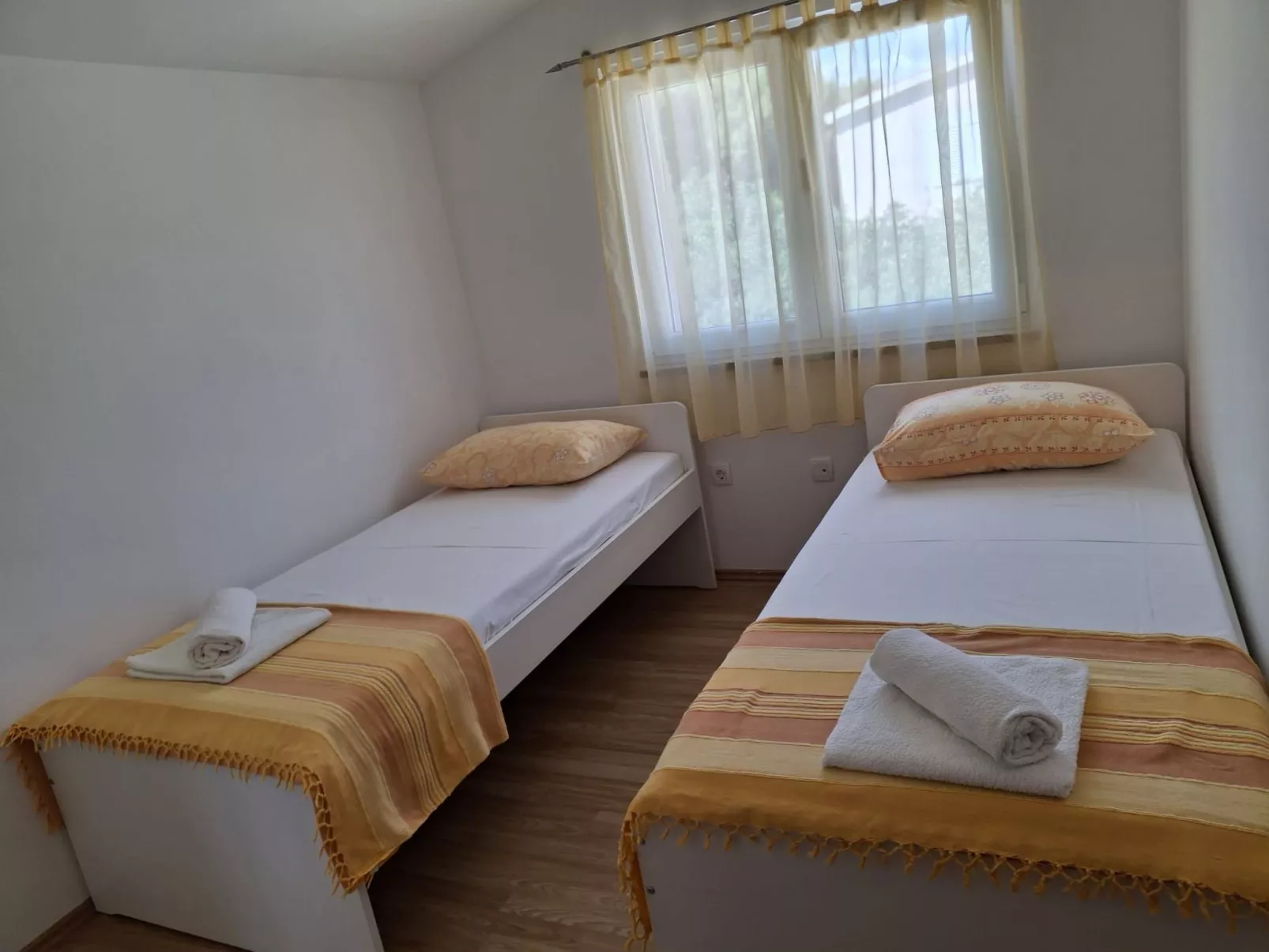 Mit Blick auf das Wasser-Dedans