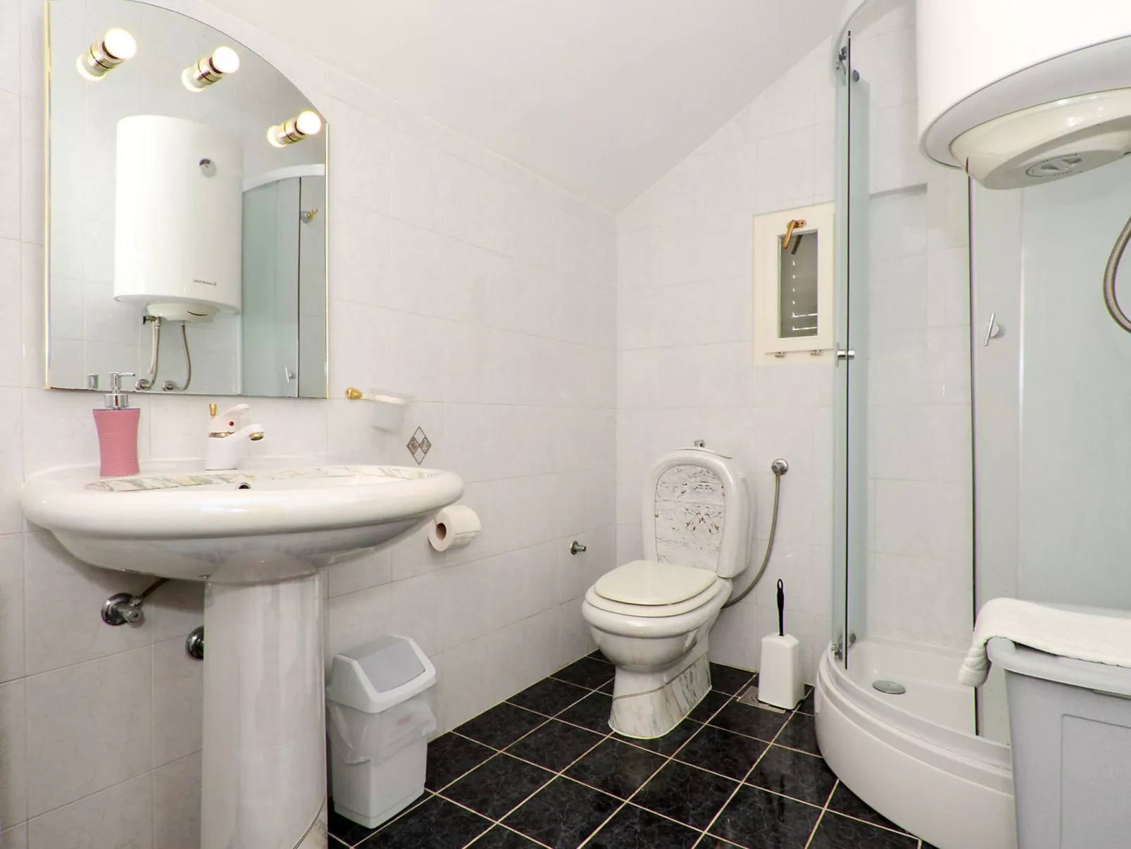 Wohnung "Decor" mit Blick auf das Wasser-Drinnen