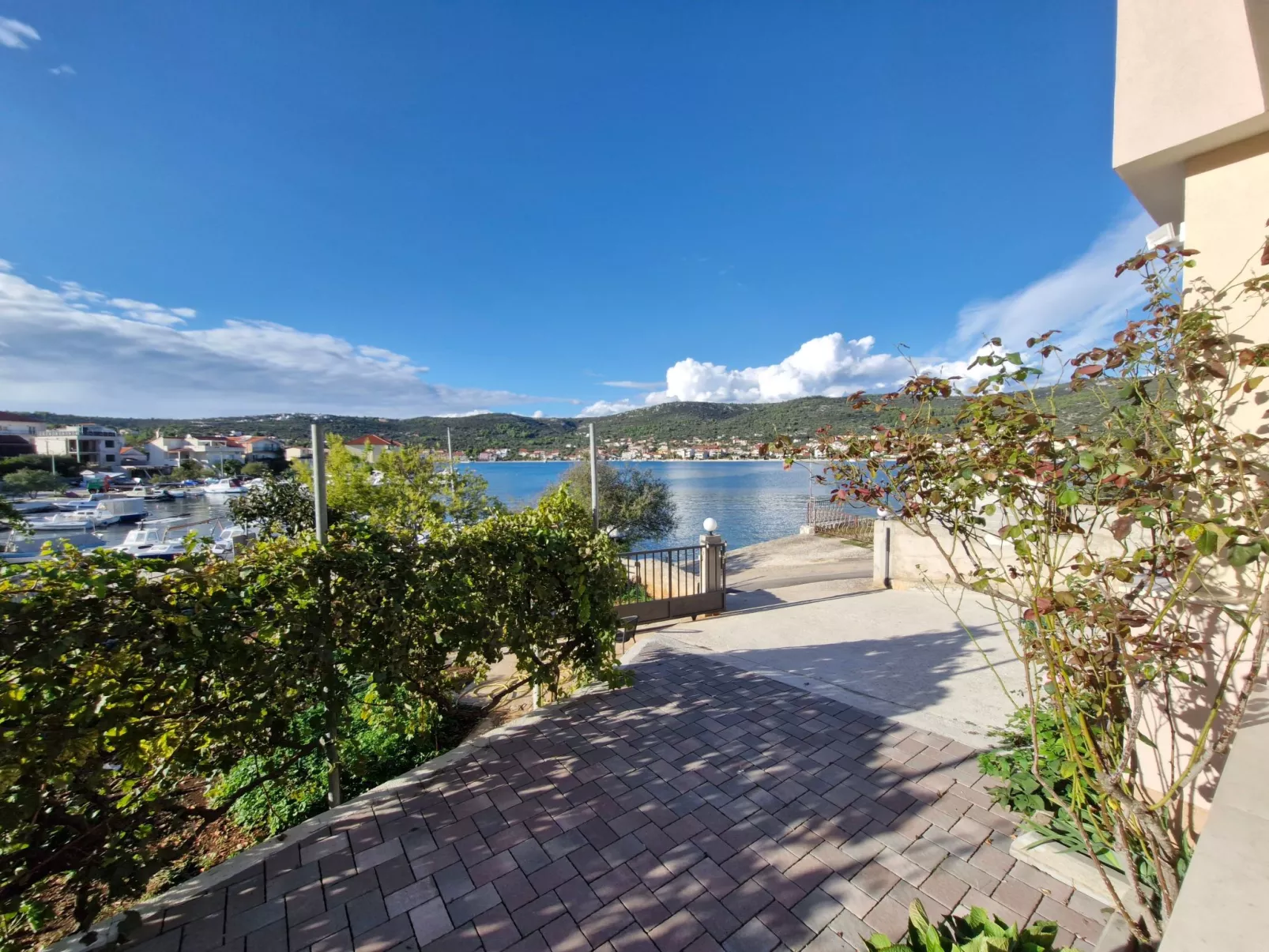 Mit zwei Balkonen-Dehors