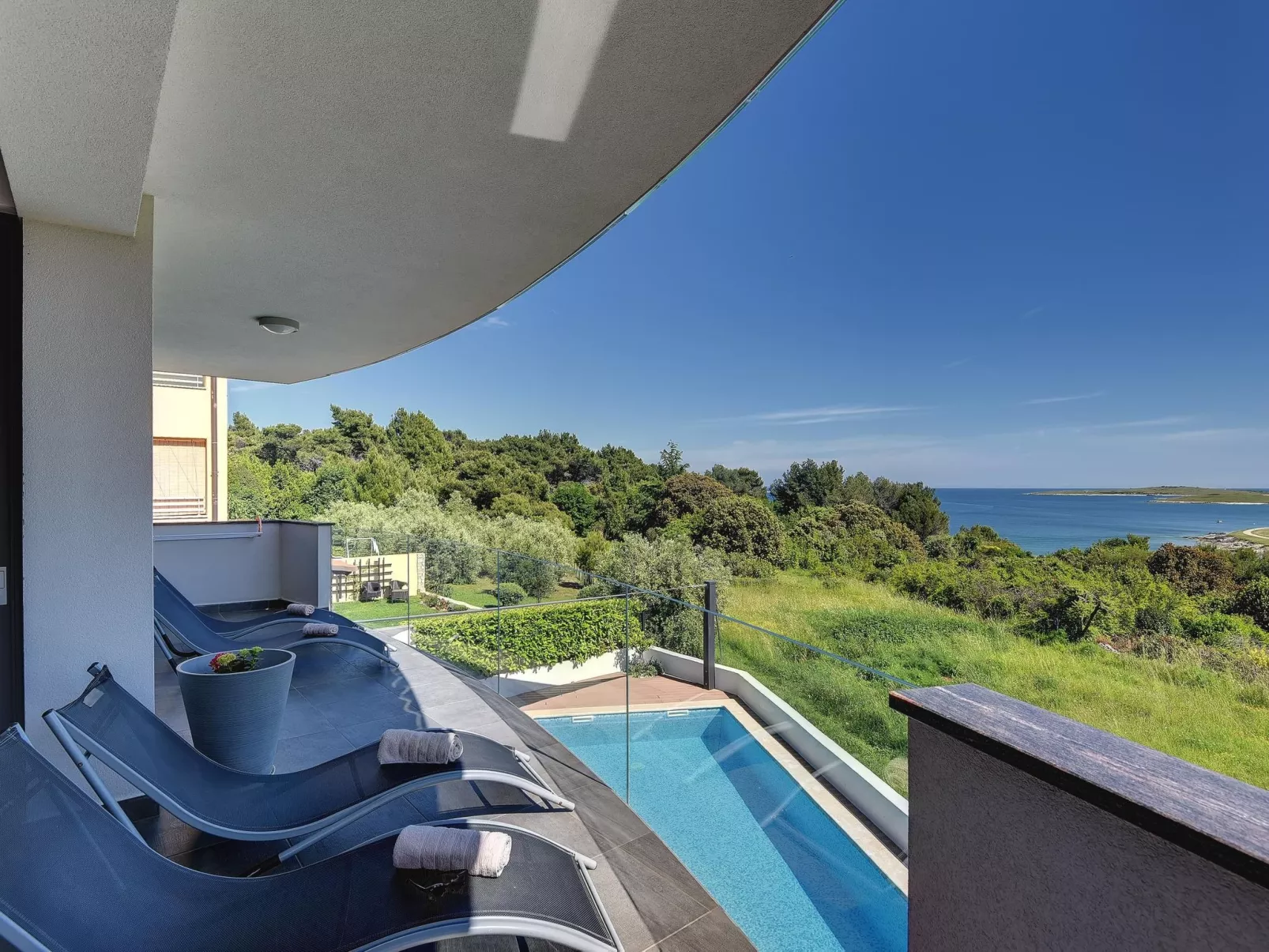 Luxusvilla Sunrise Premantur mit Pool-Draußen