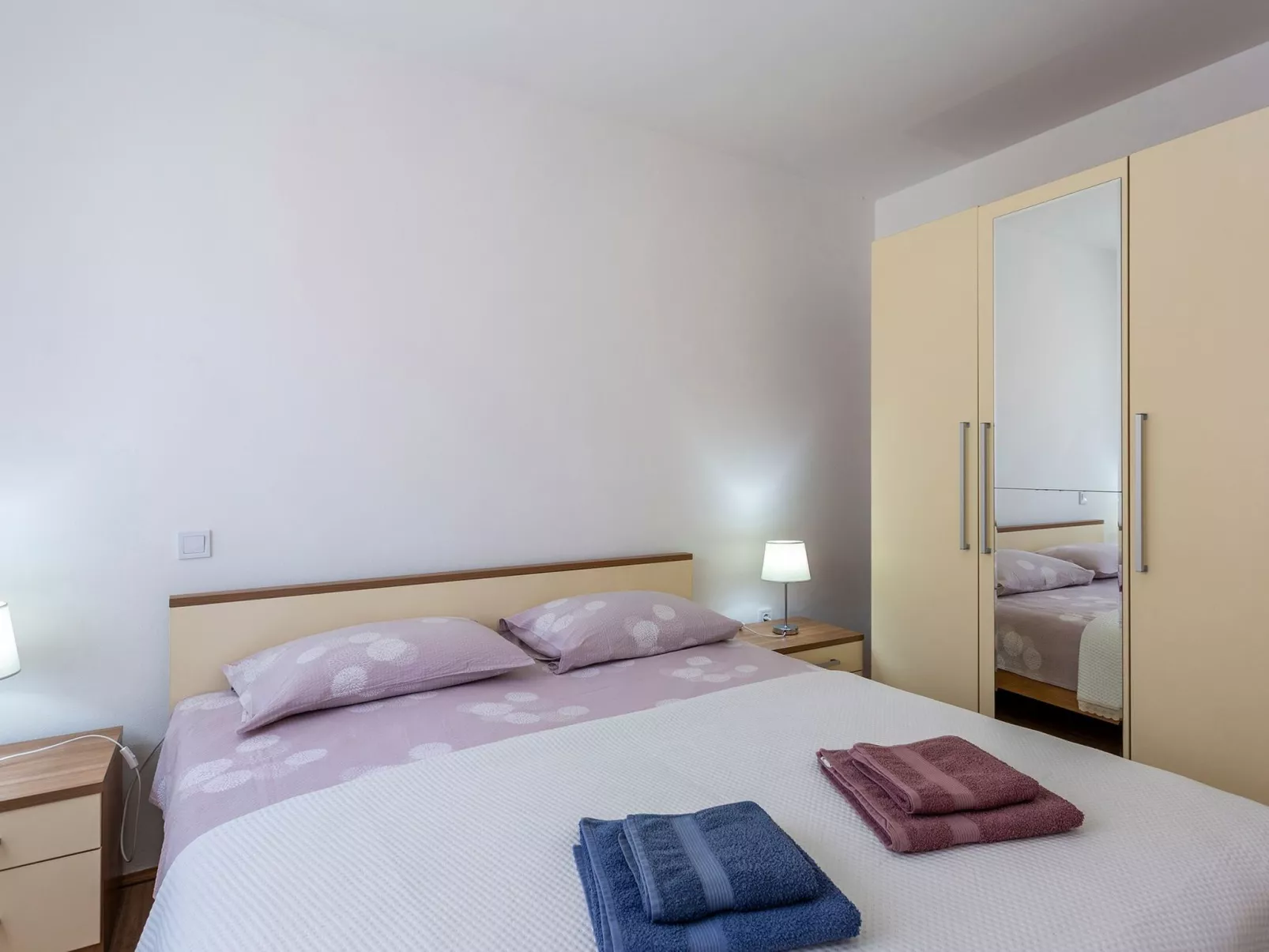 In Pula und Nah am Strand-Drinnen