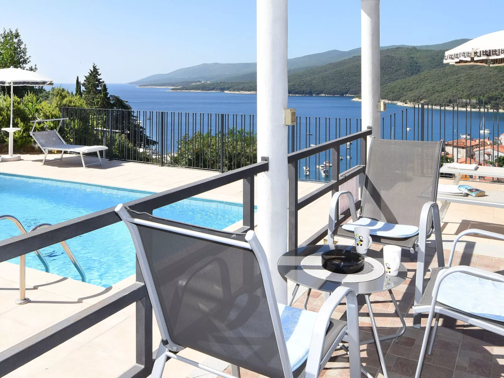 'Villa Ivisa' mit eigenem Pool-Outside