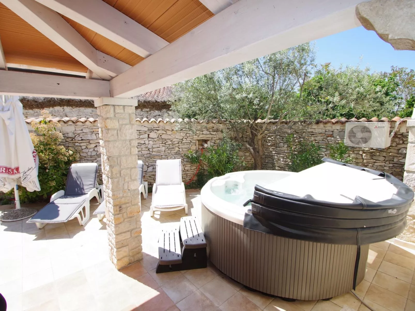 In Kavran mit Terrasse und Grill-Draußen