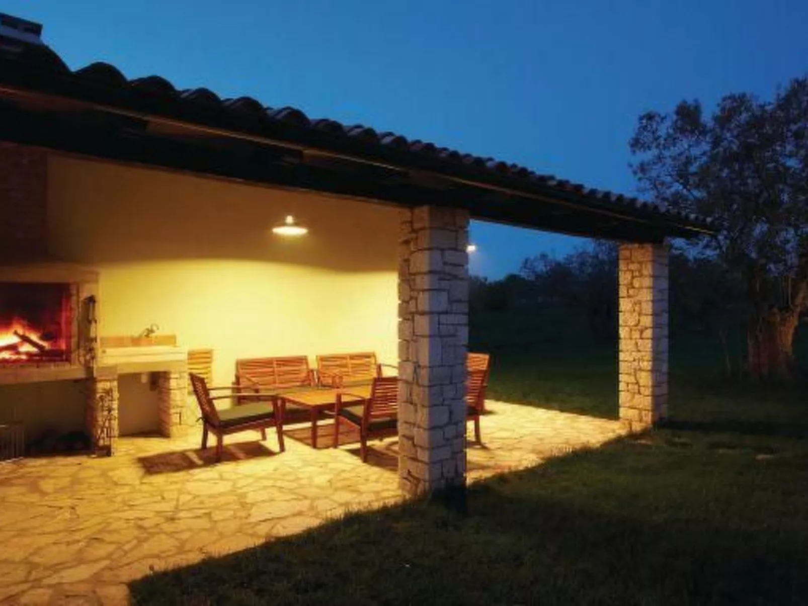 Luxuriöse Villa mit riesigem Olivenbaum-Garten, Sonnenterrasse, großem Pool und-Draußen