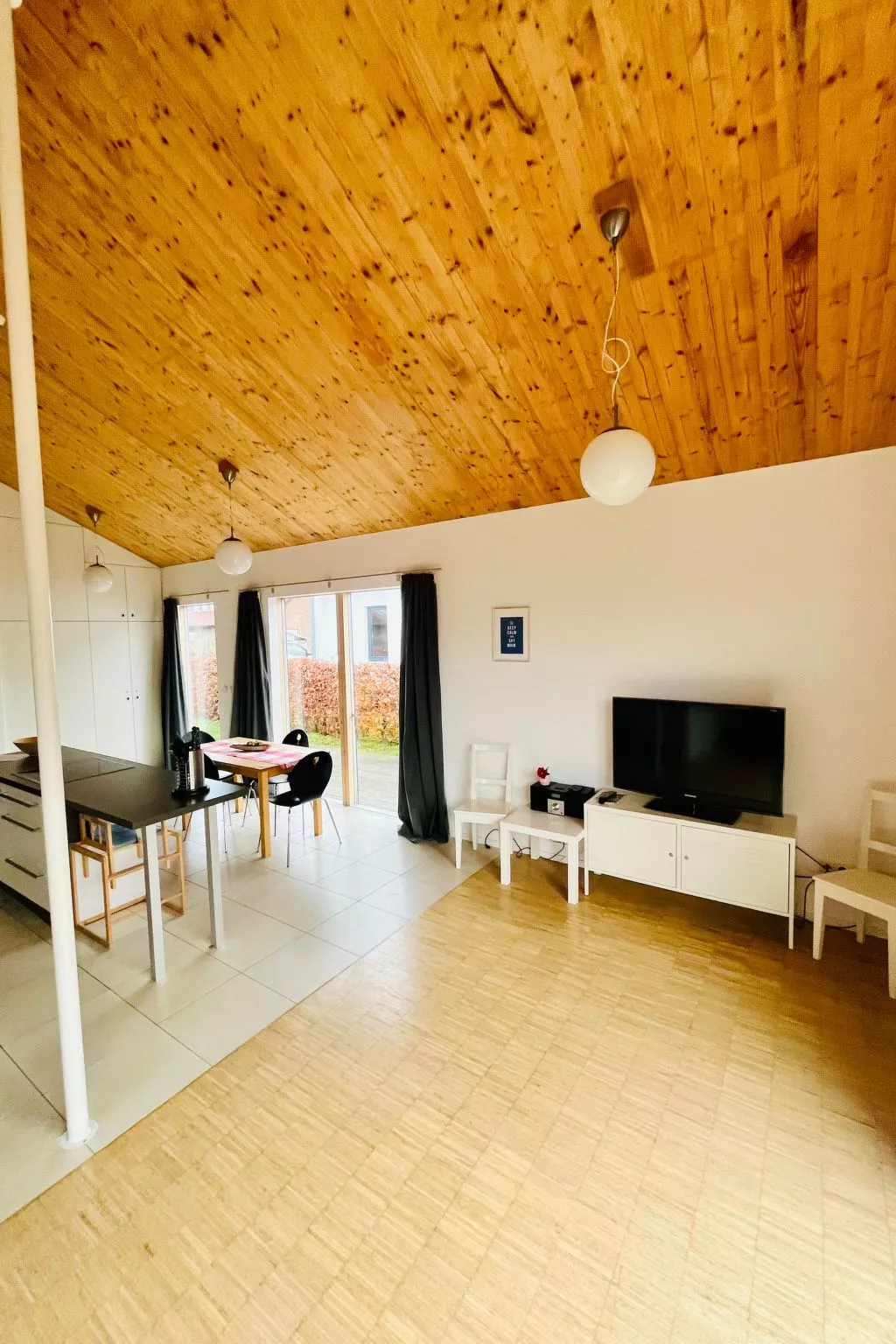 Strandnahes Ferienhaus mit Terrasse und Stellplatz-Dedans