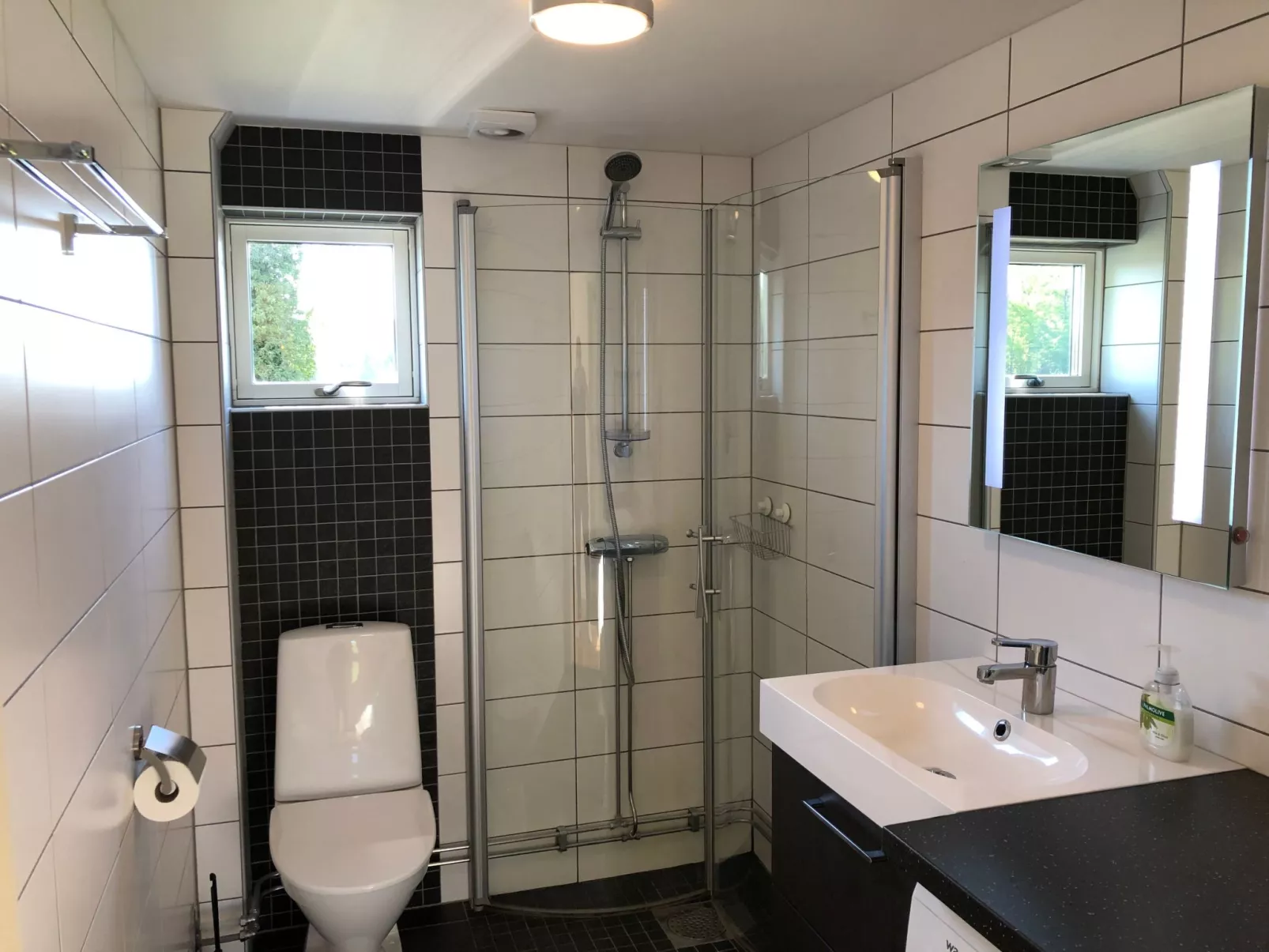 Mit Garten und Holzterrasse am See-Drinnen