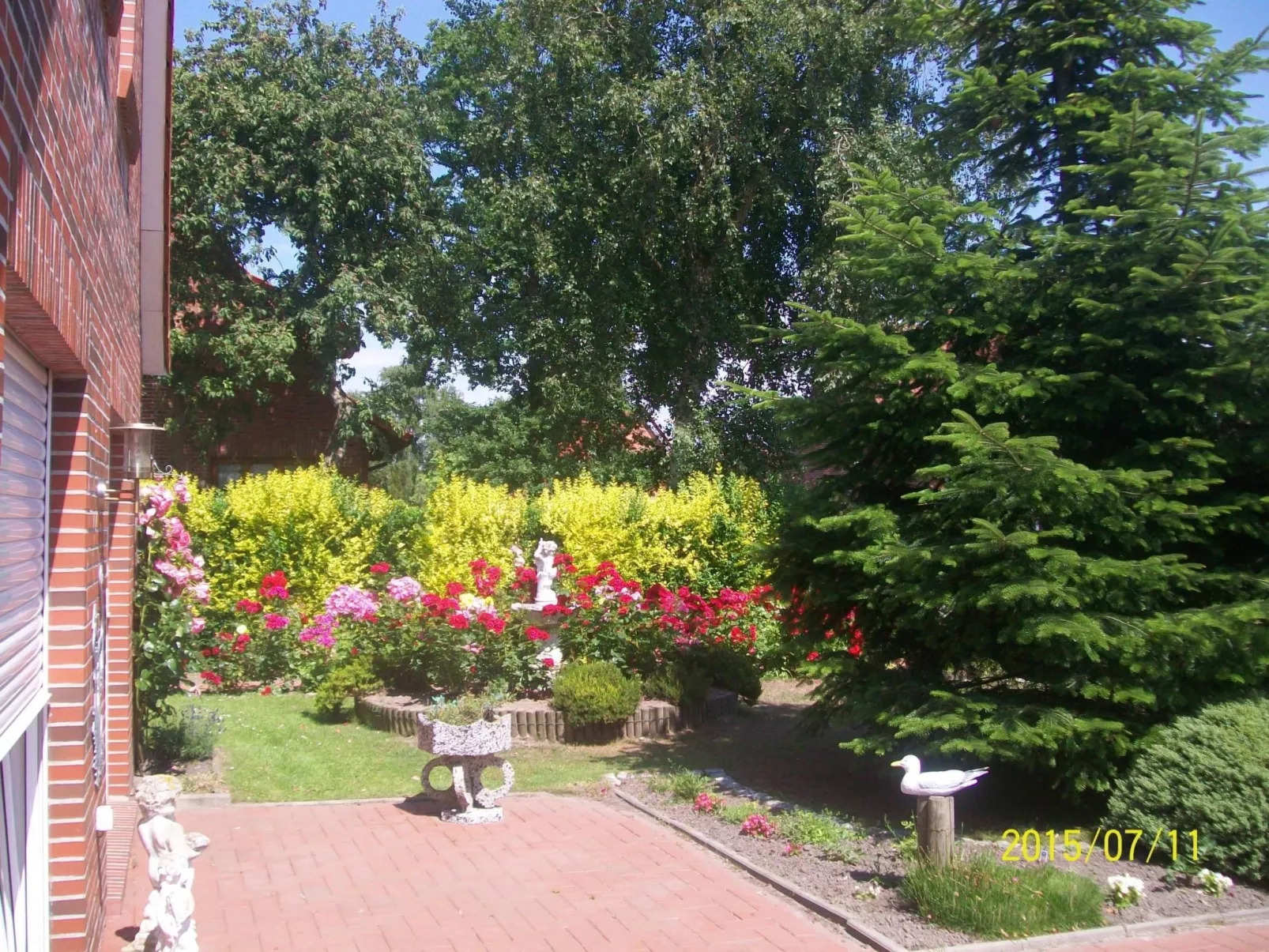 Mit umfriedetem Garten und Terrassen-Draußen