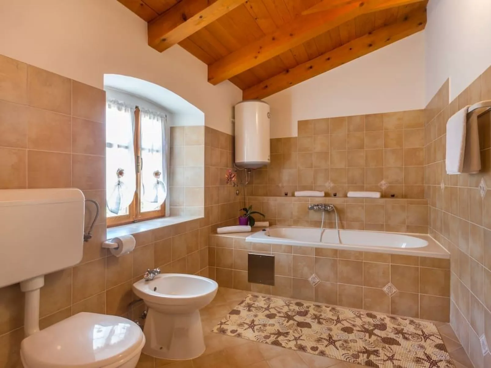 Modernes Ferienhaus in Vadreš mit Privatem Pool-Dedans