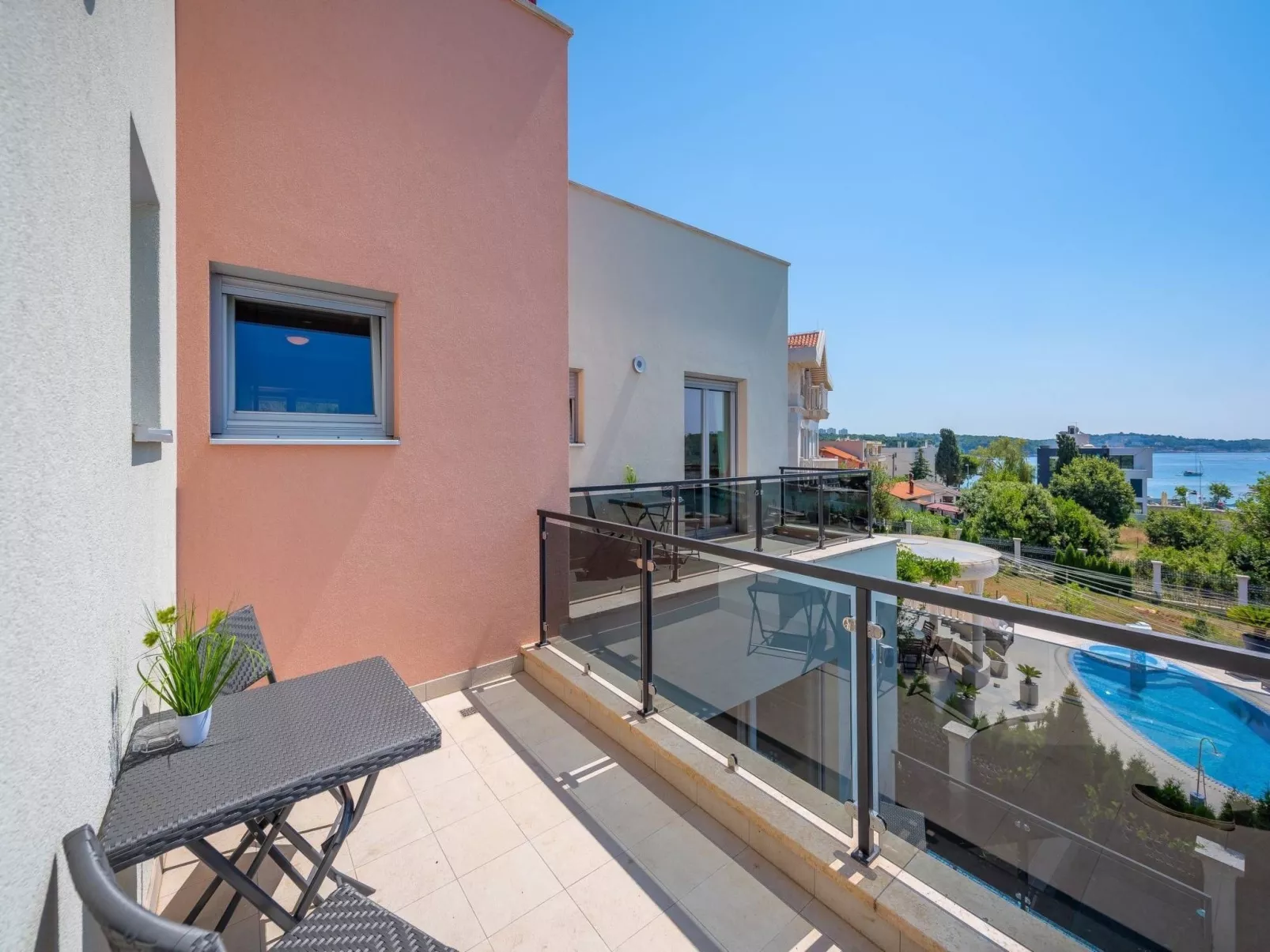 Cedar in Stoja mit großzügigem Garten-Outside