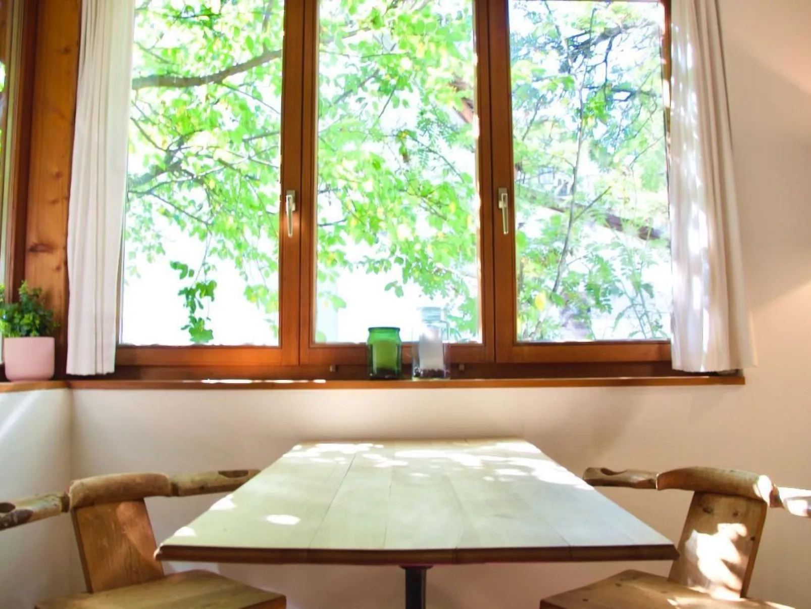 The Green Room-Inside