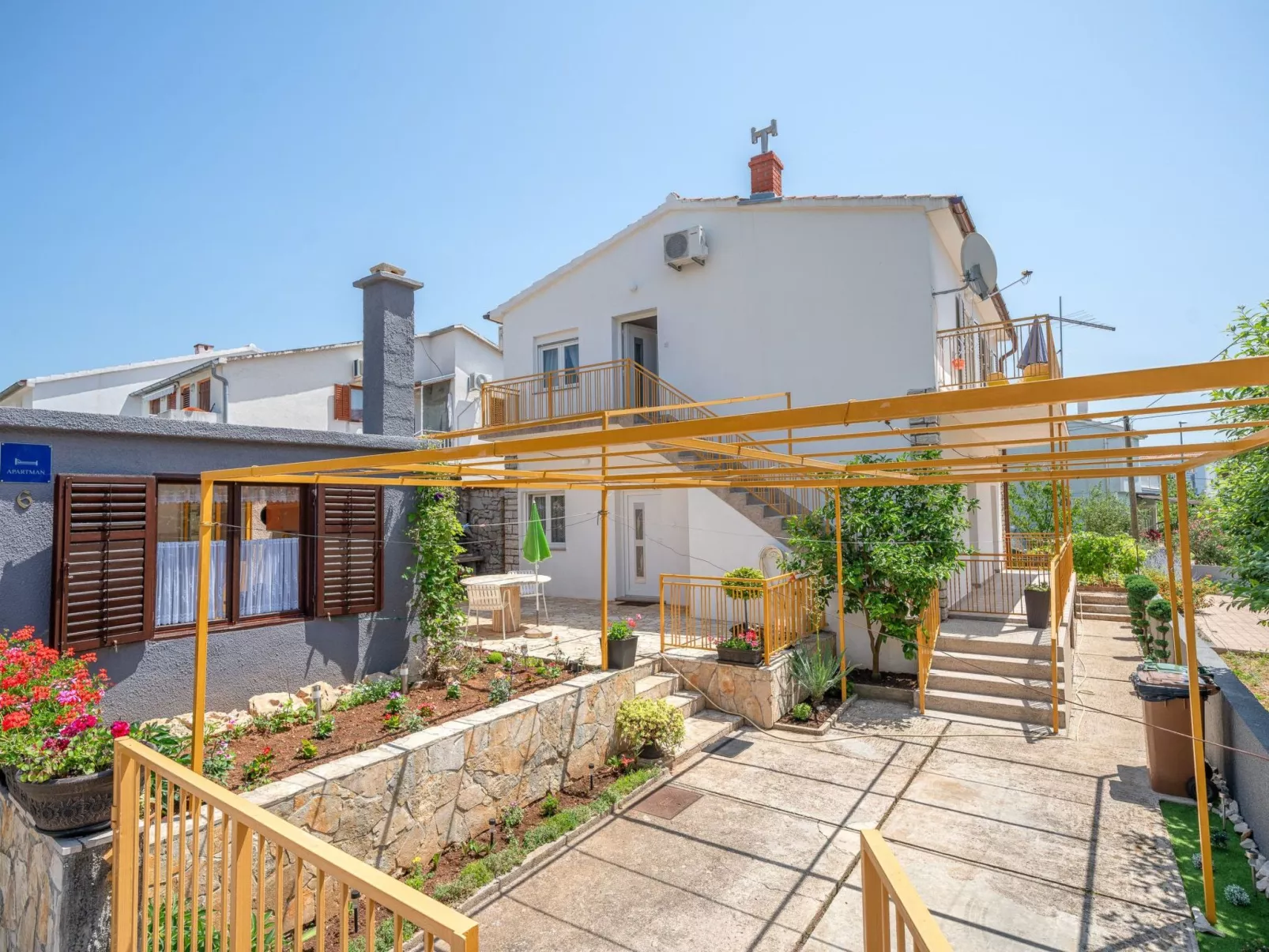 Große Ferienwohnung in Vodice mit Eigenem Balkon-Outside