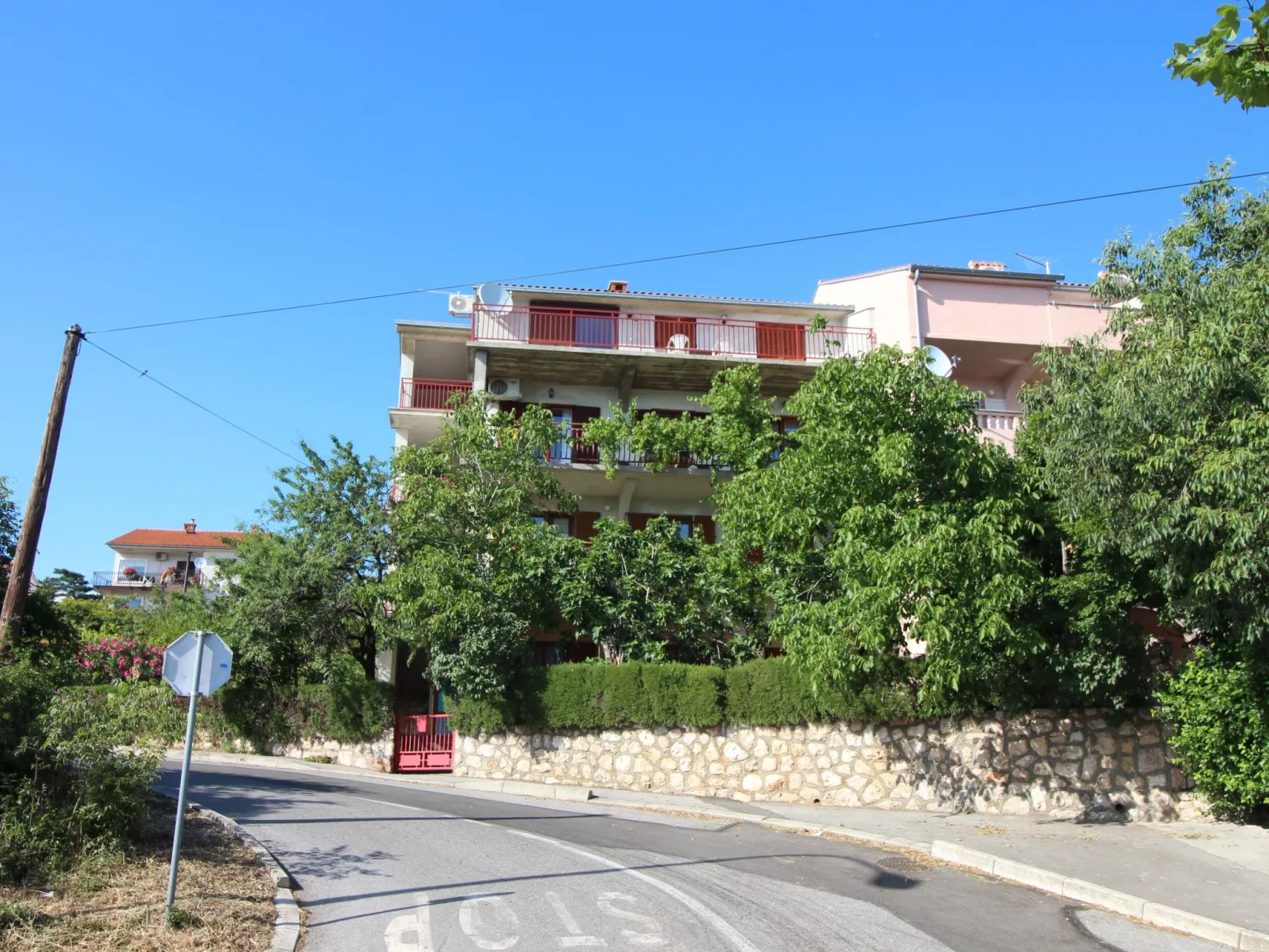 "Manda3" mit Blick auf das Wasser-Outside