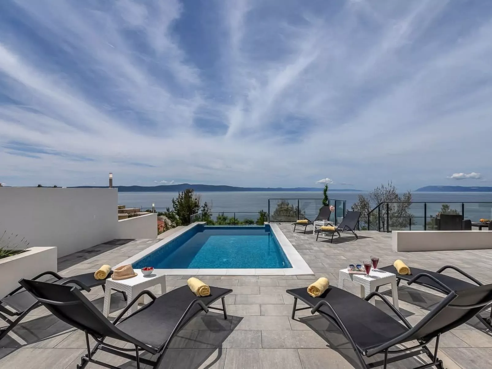 „Villa No Stress“ mit Infinity-Pool-Outside