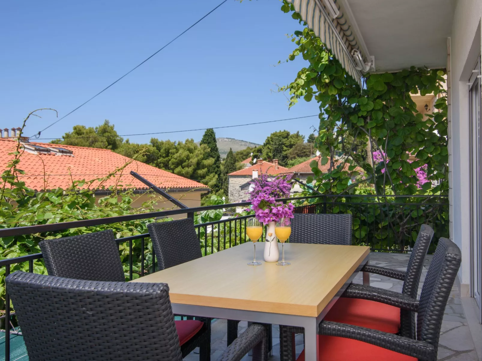 Für sechs Personen, mit einem Balkon-Draußen