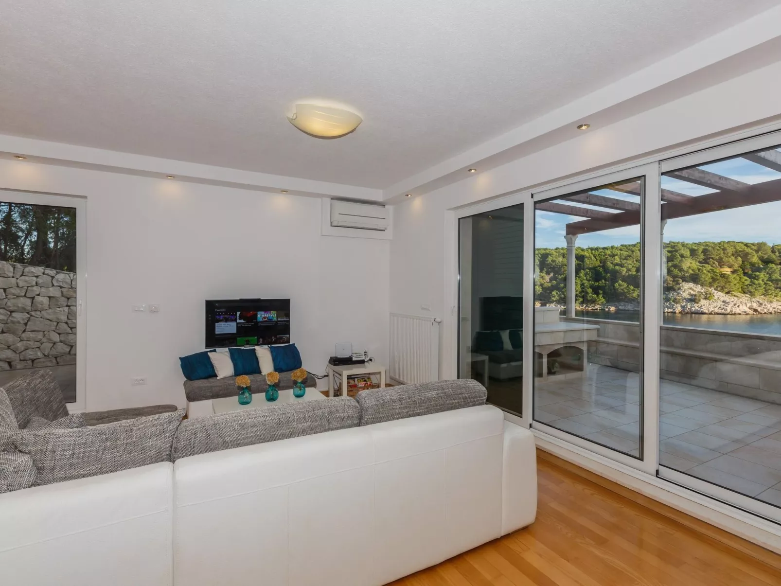 Ferienvilla "Osibova" mit Blick auf das Wasser-Dedans