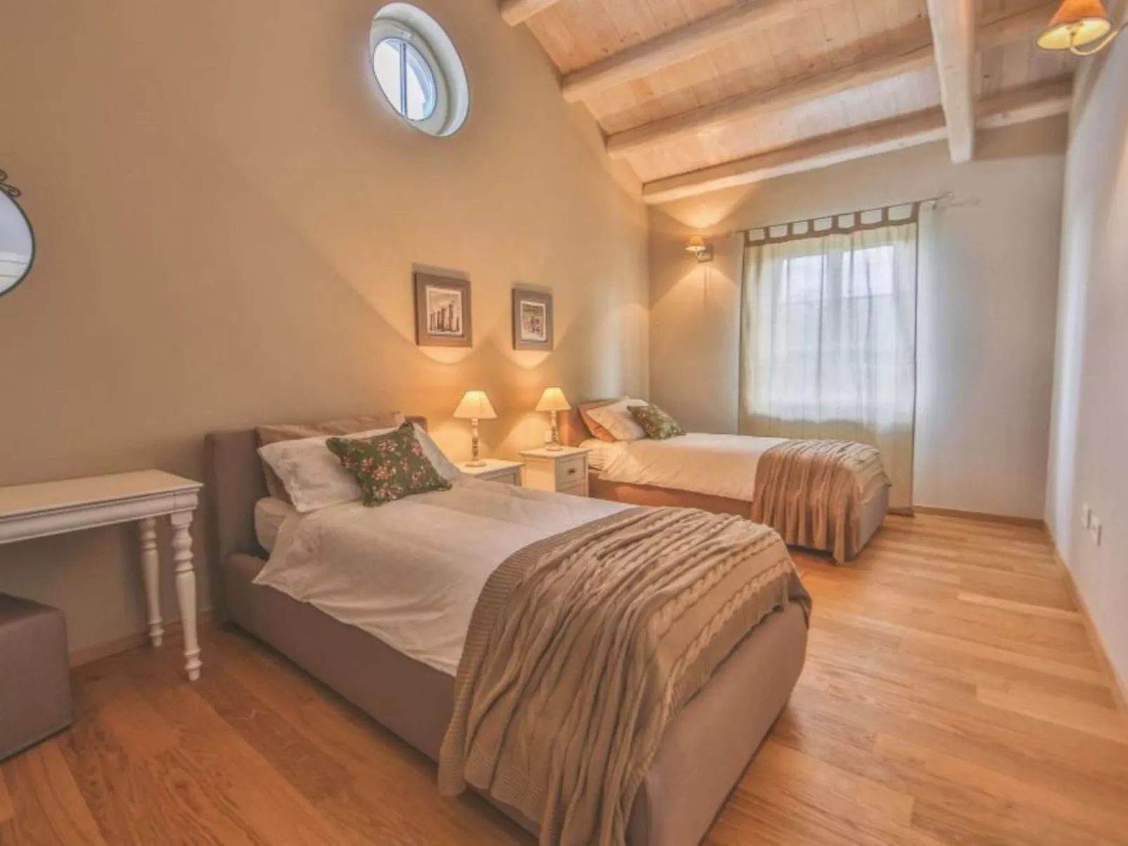 Mit Whirlpool und Sauna-Drinnen