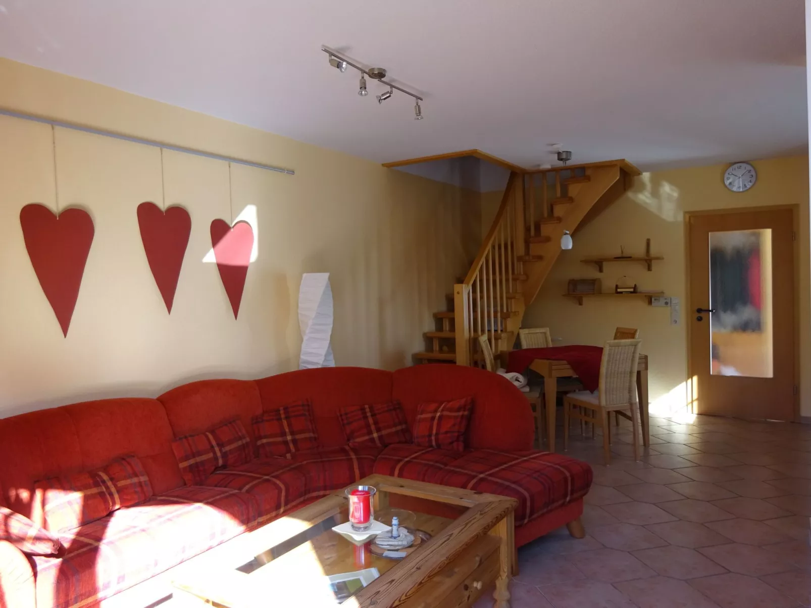 Komfortable Doppelhaushälfte und großem Garten-Drinnen