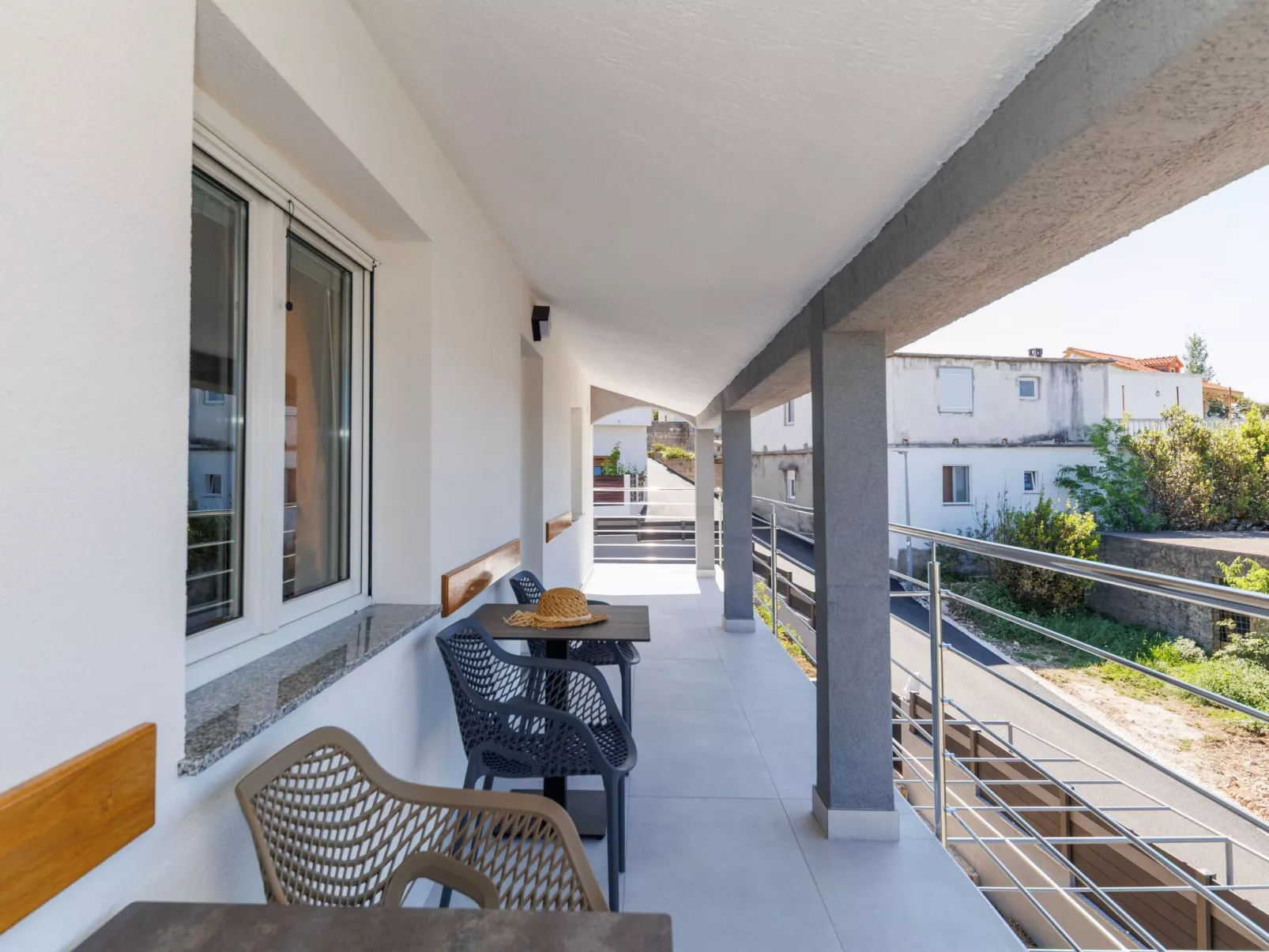 "Zara" mit Blick auf das Wasser-Dedans