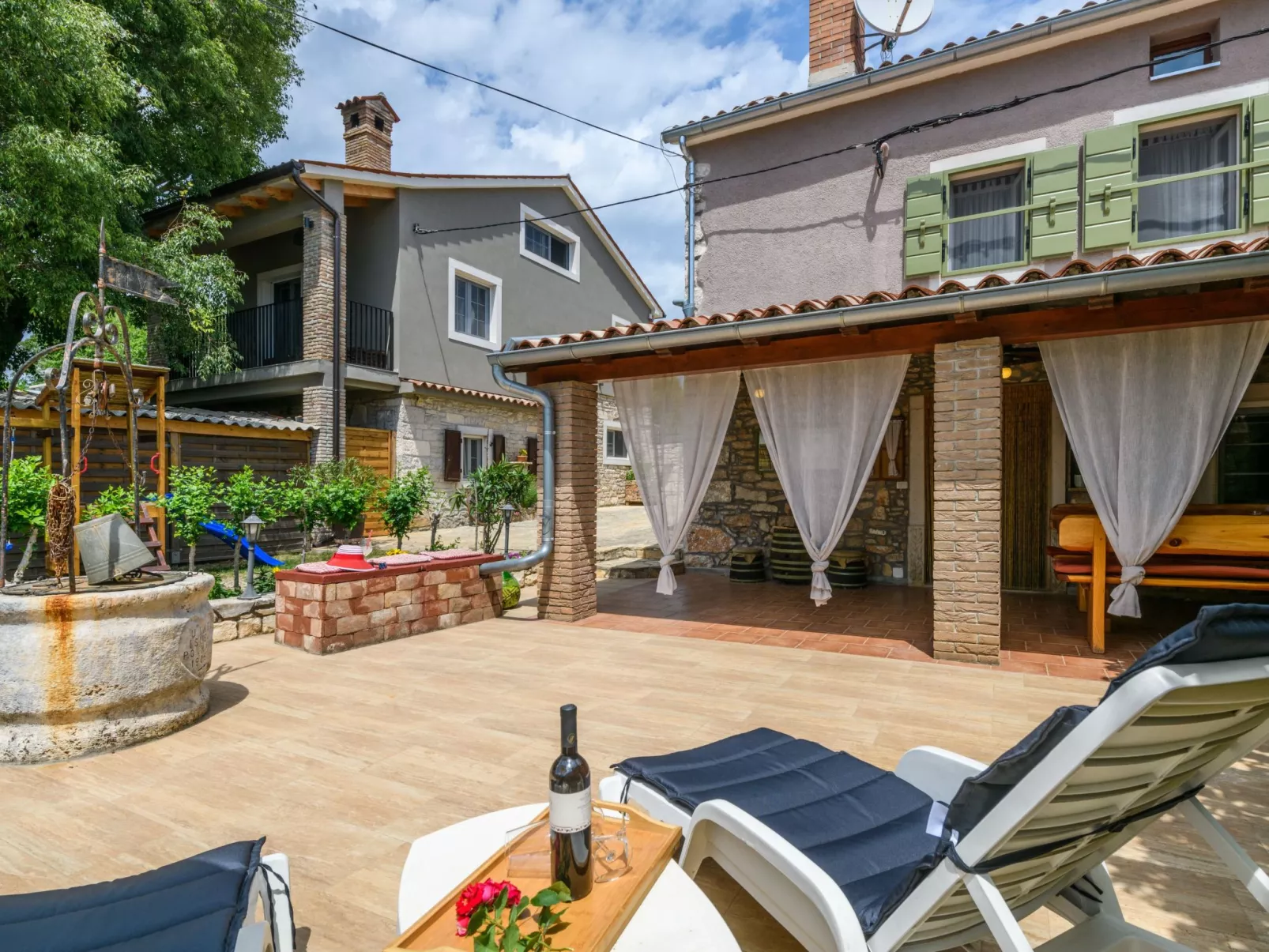 Mit Garten, Terrasse und Grill-Inside