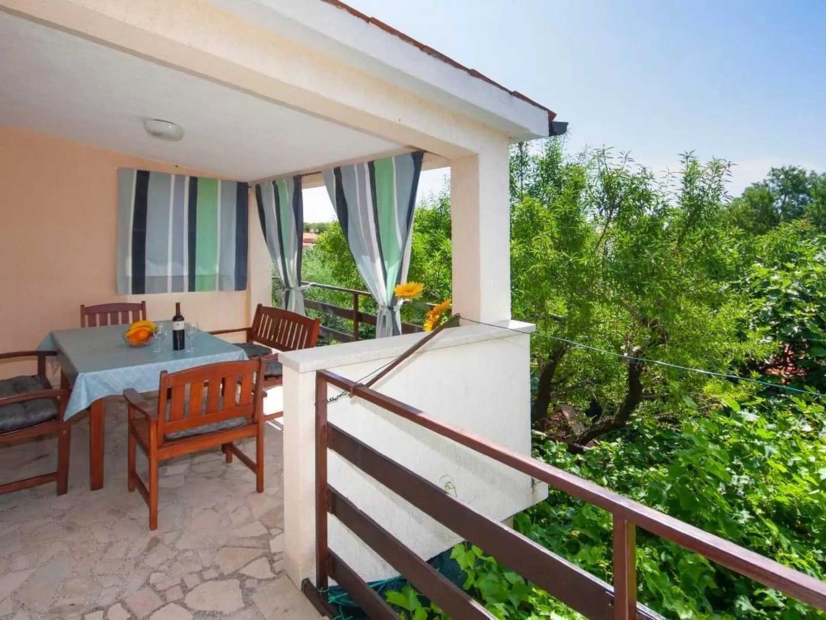 Mit privater Terrasse-Outside