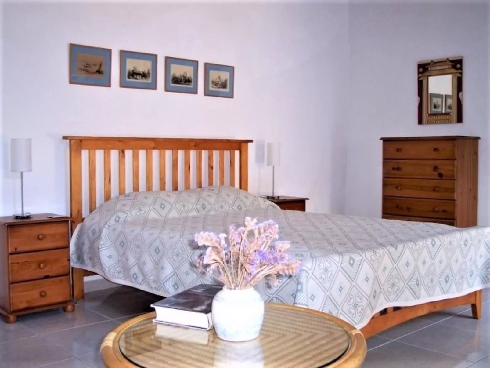 "Iptamena" mit Blick auf das Wasser-Inside