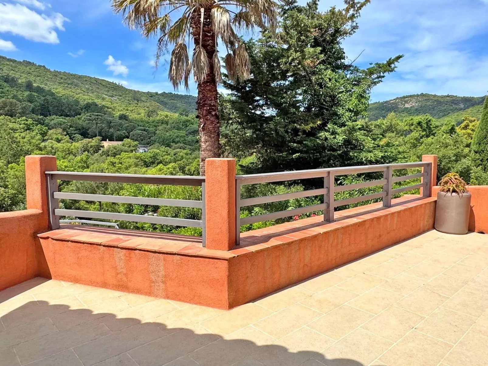 Schöne Villa mit innovativer Architektur in einem grünen Nest im Herzen des Mas-Drinnen