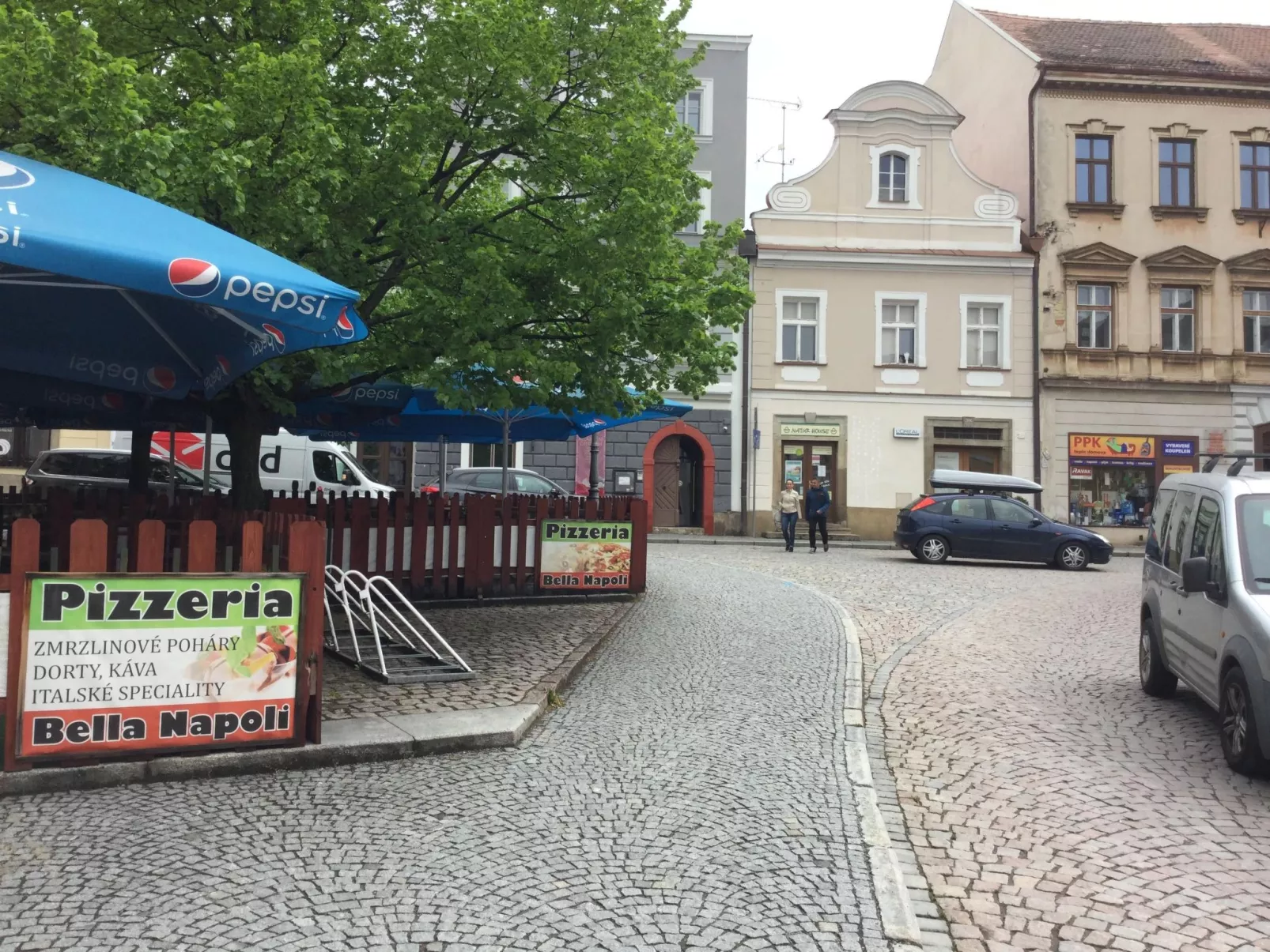 Wohnung auf einem eingezäunten Grundstück-Draußen