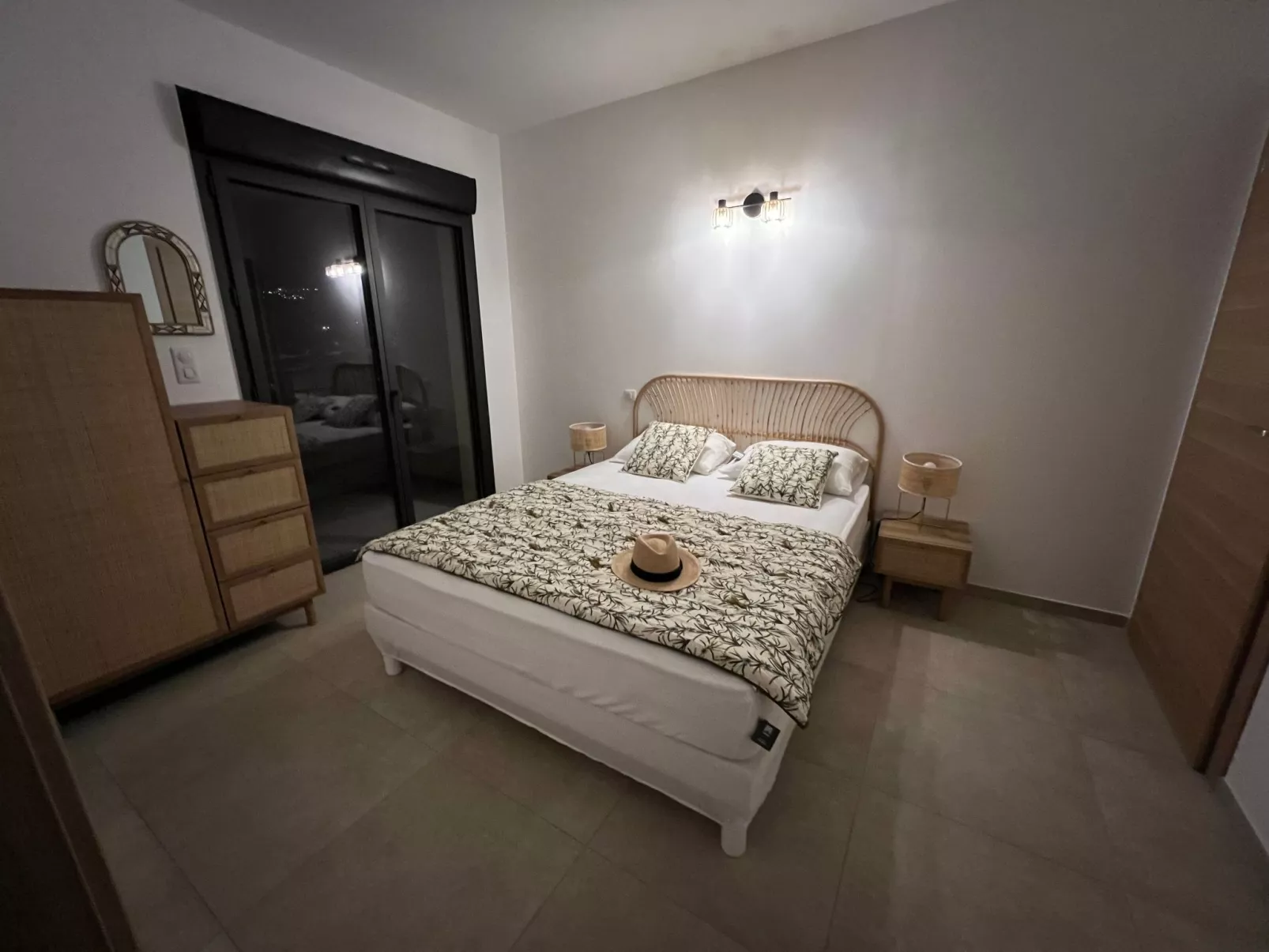 ISULA-RED_BEAUTIFUL_VIEW.-Drinnen