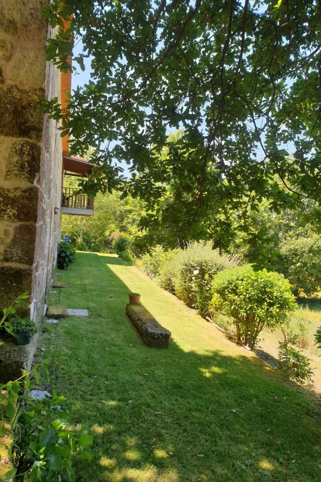 Haus jenseits des Flusses-Draußen