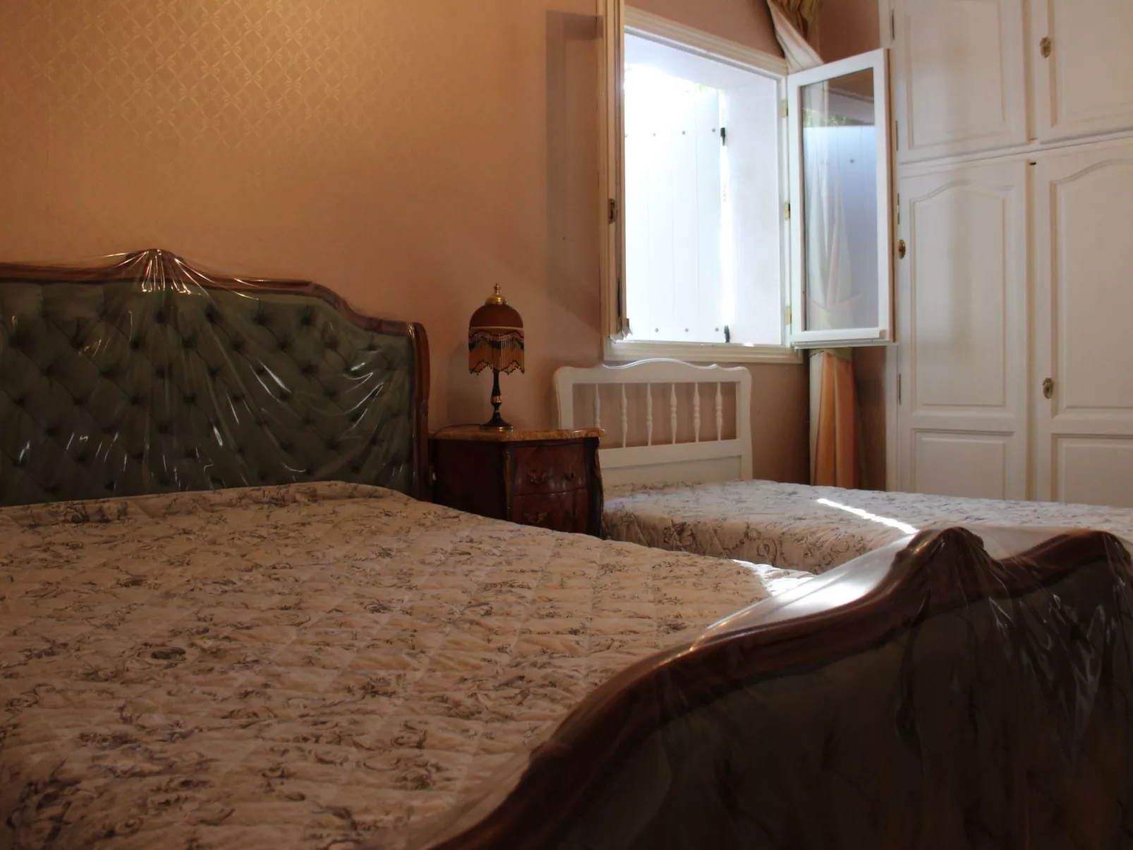 "Rocabel" mit Blick auf das Wasser-Drinnen