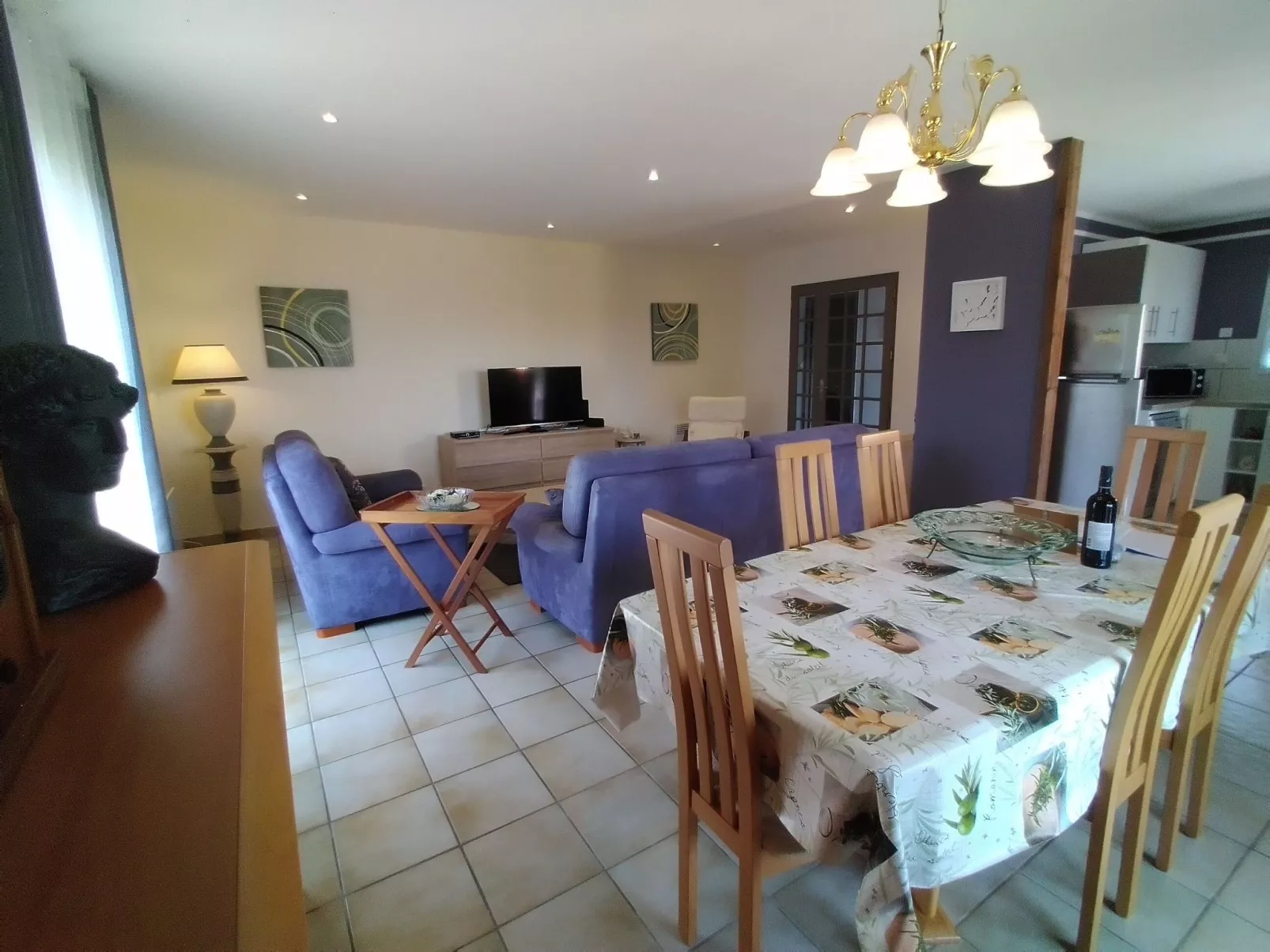 Inmitten der Weinberge Lucinkas-Drinnen