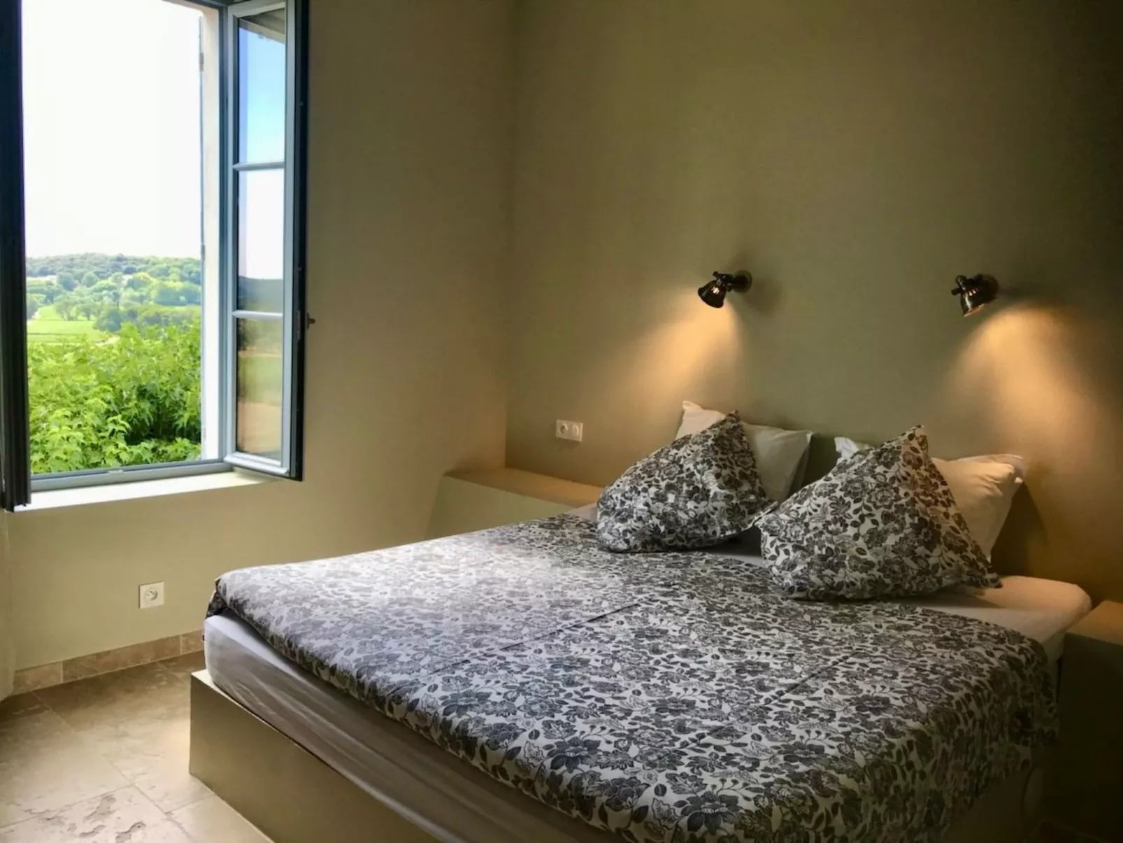 Maison Carrée-Drinnen