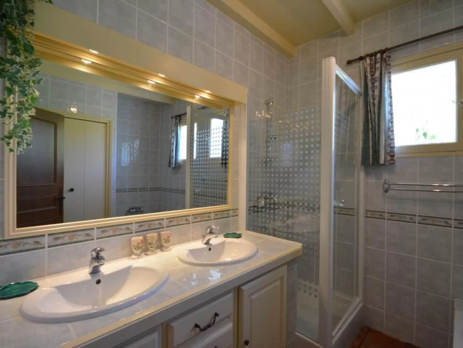 "Le Rieu" mit eigener Terrasse-Drinnen