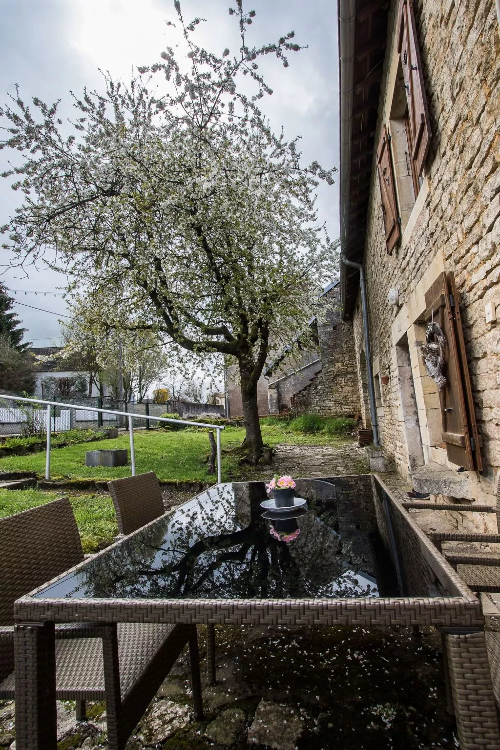 Steinhaus in ländlicher Umgebung mit Pool-Outside