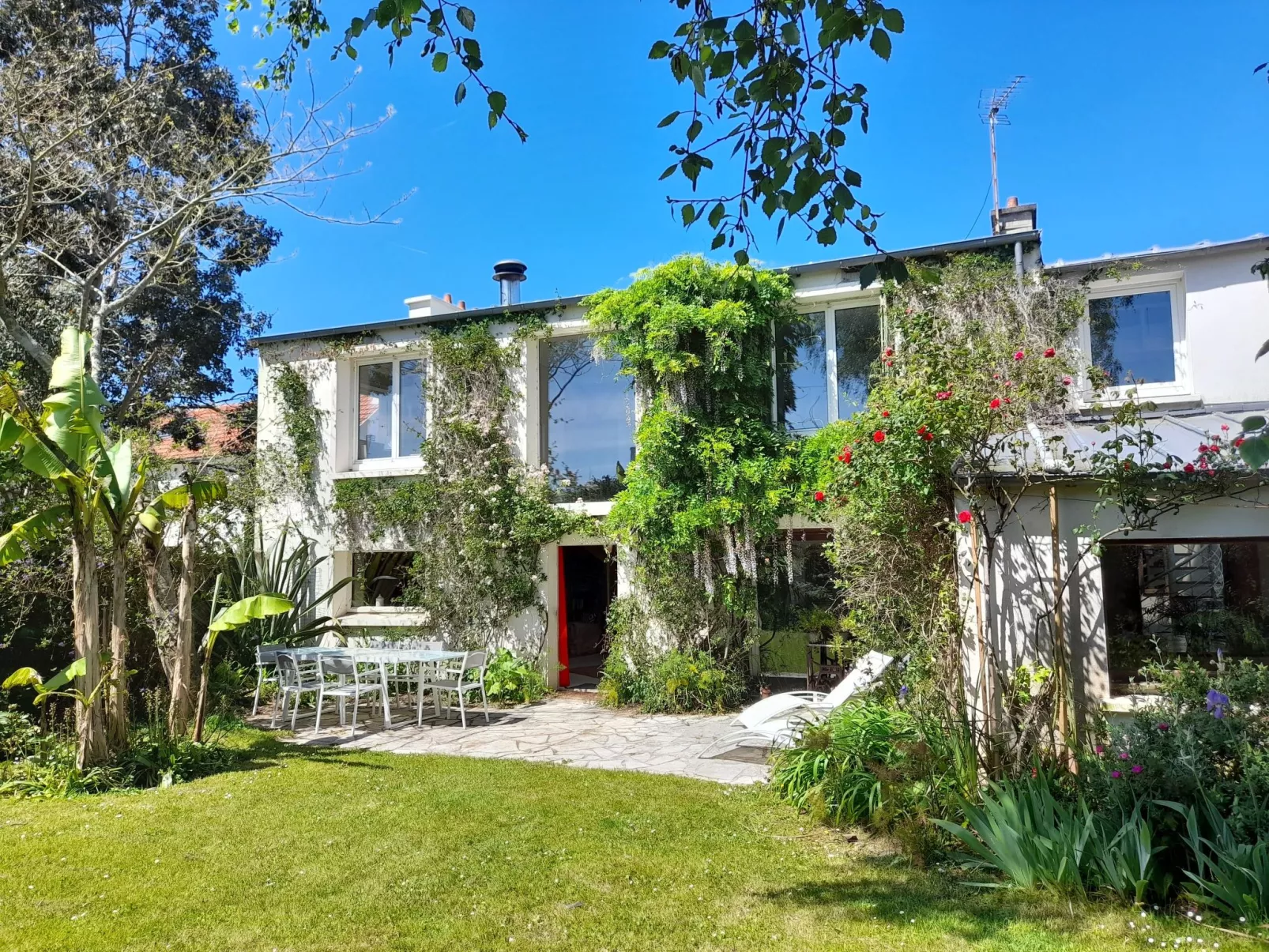 Großes Familienhaus mit schön angelegtem Garten-Dehors