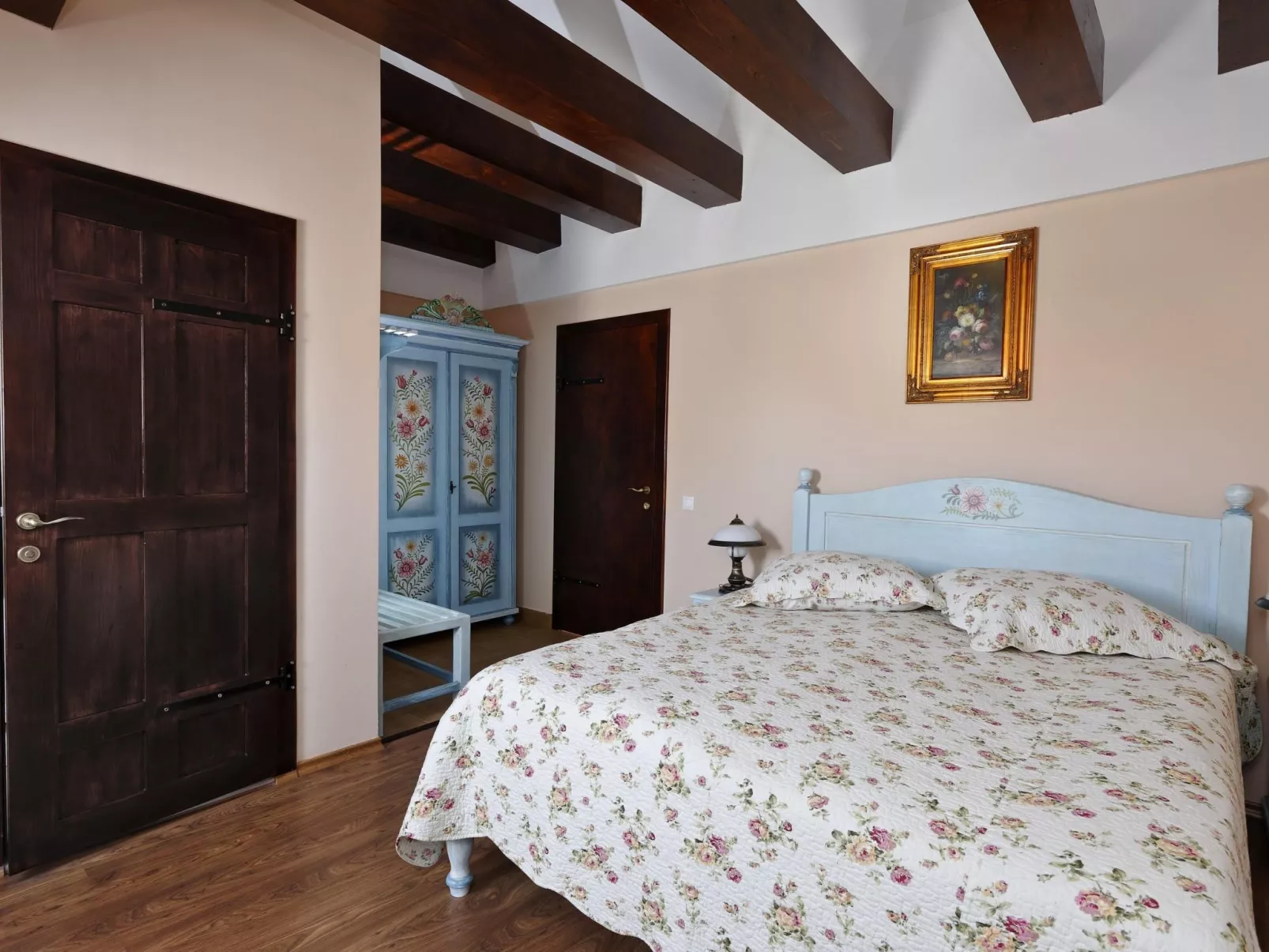 Kürzlich in eine Ferienvilla konvertiertes (2010), umfriedetes Haus aus der Sac-Inside