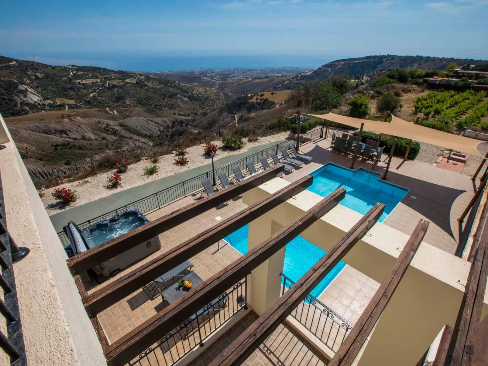 Villa mit Blick auf die Berge und Whirlpool-Image-tags.info