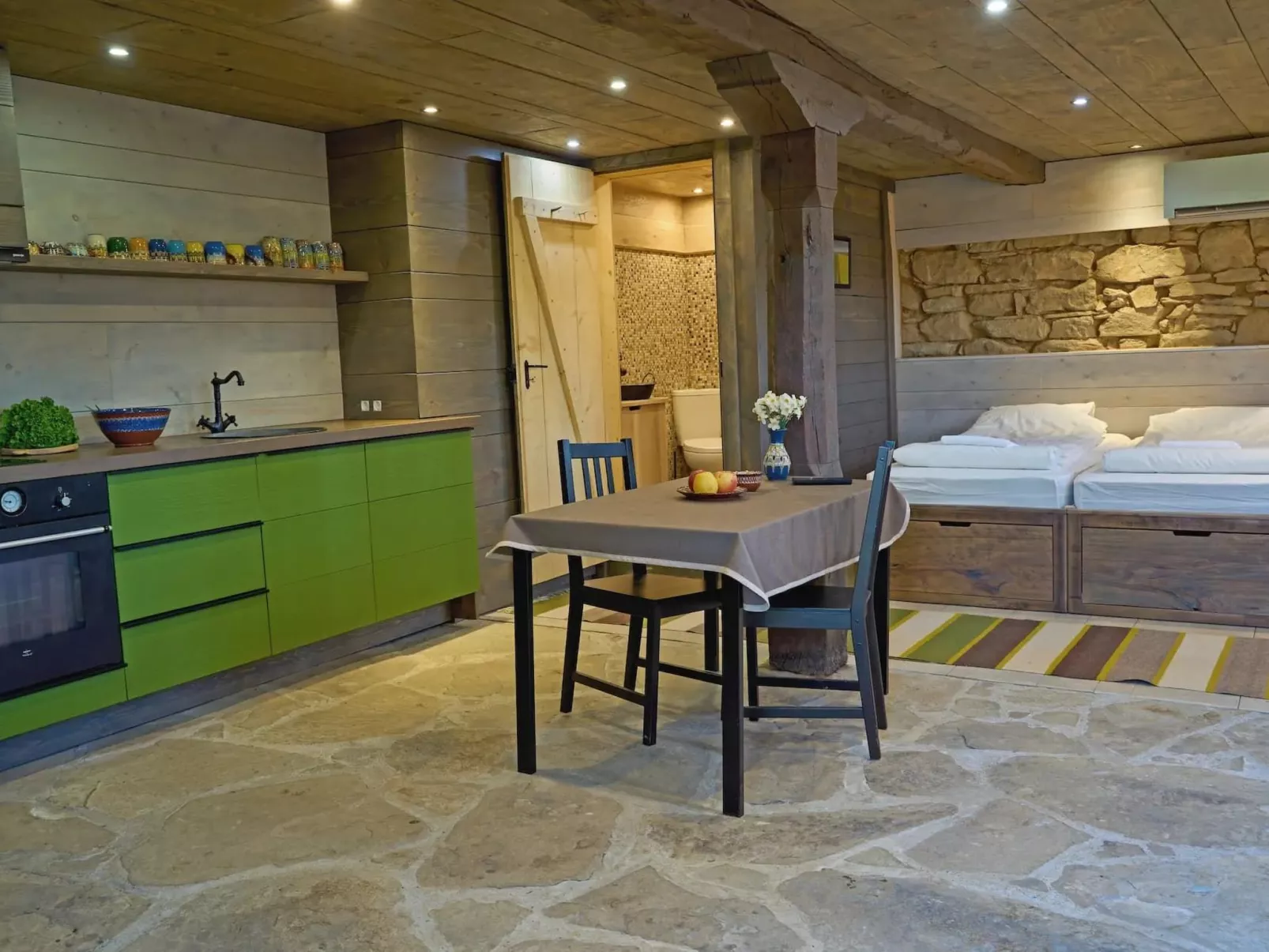 Authentisches Haus mit Bergblick - Karashka-Drinnen