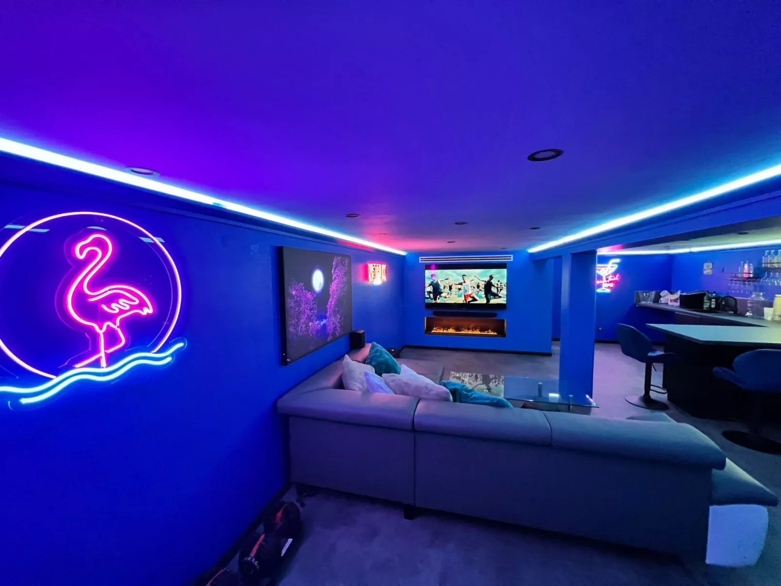 Mit eigenem Pool-Drinnen