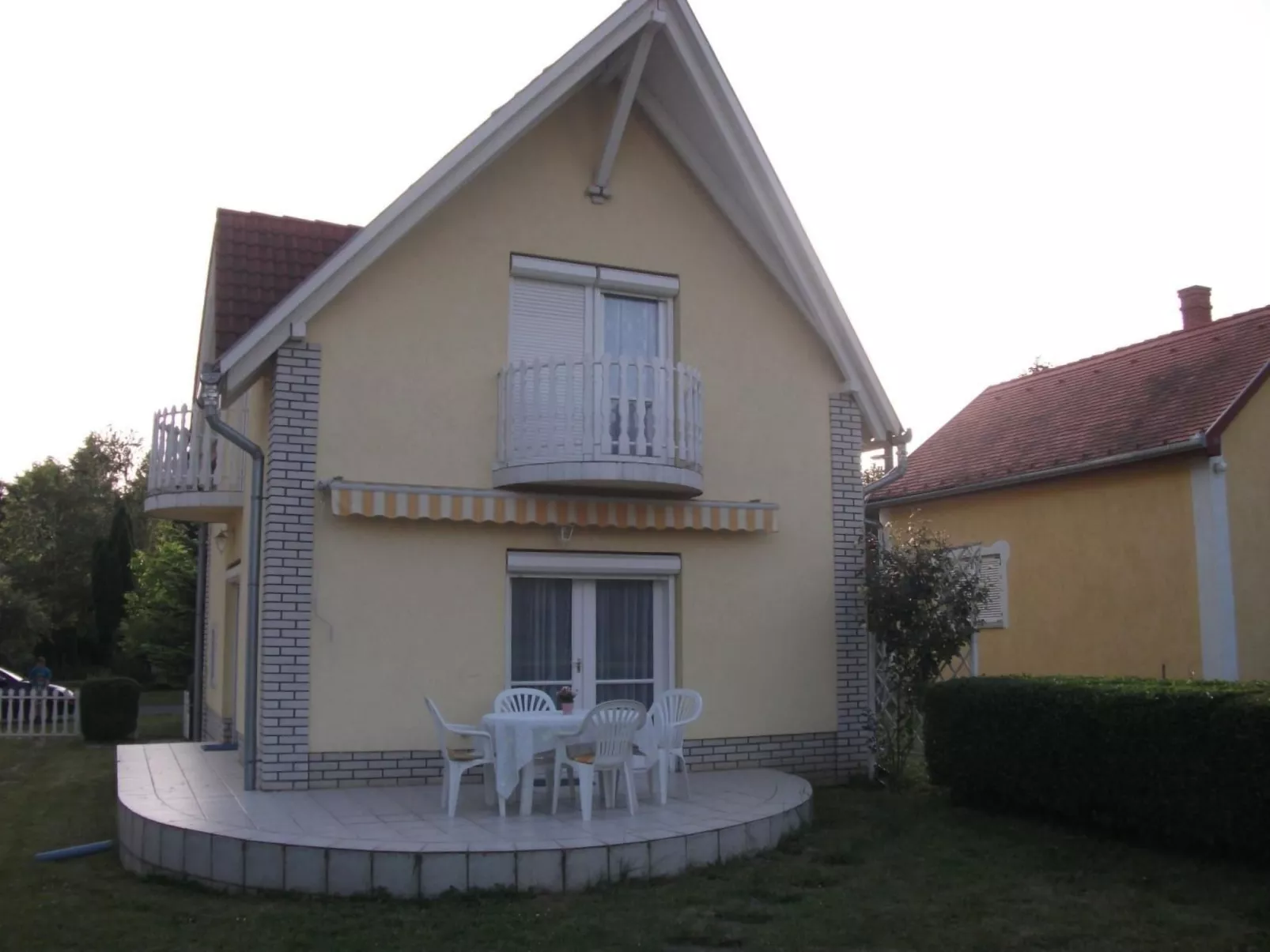 Mit Terrassen, Balkonen sowie Parkplatz-Dehors