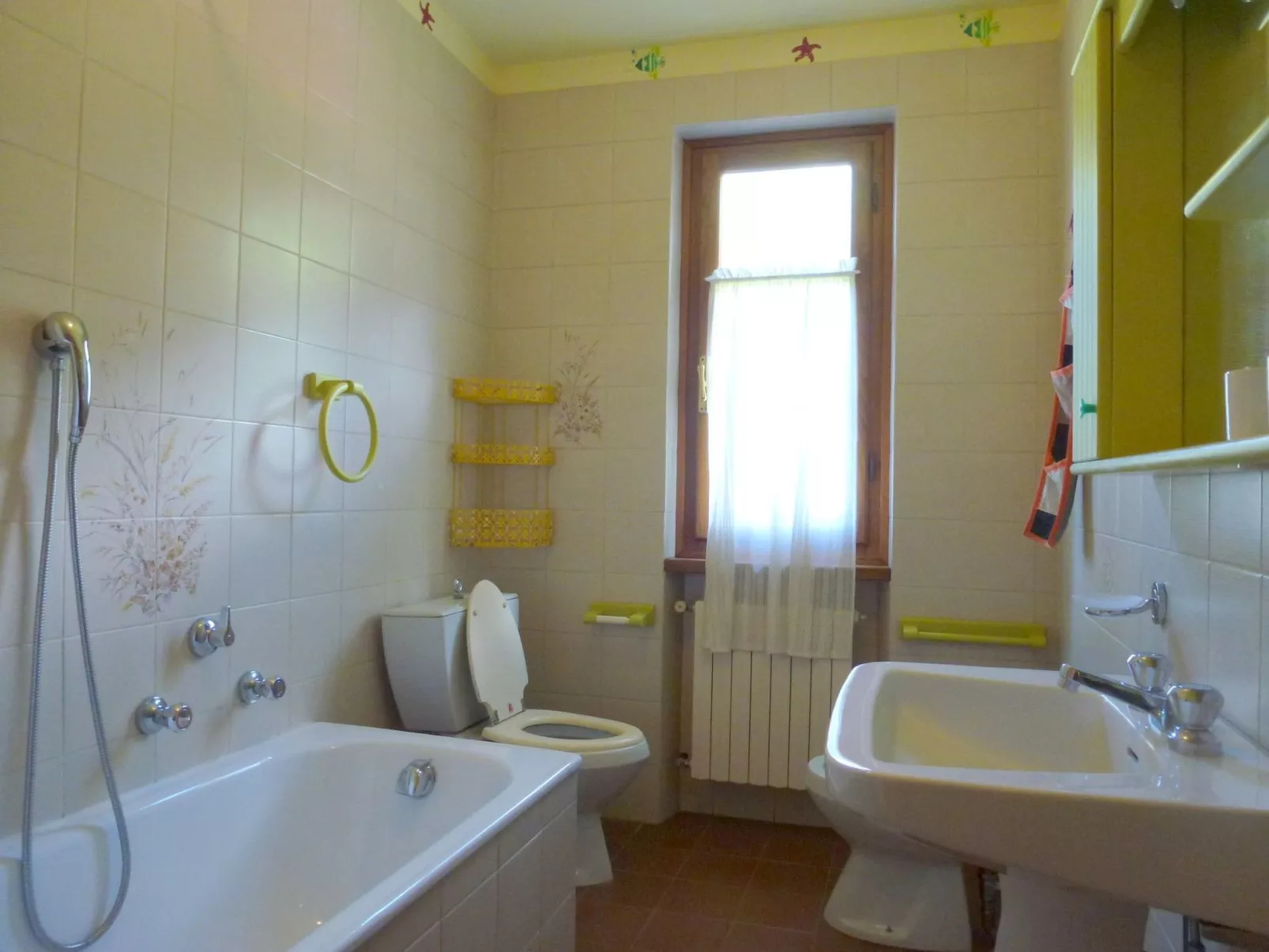 Mit Blick auf das Wasser-Dedans