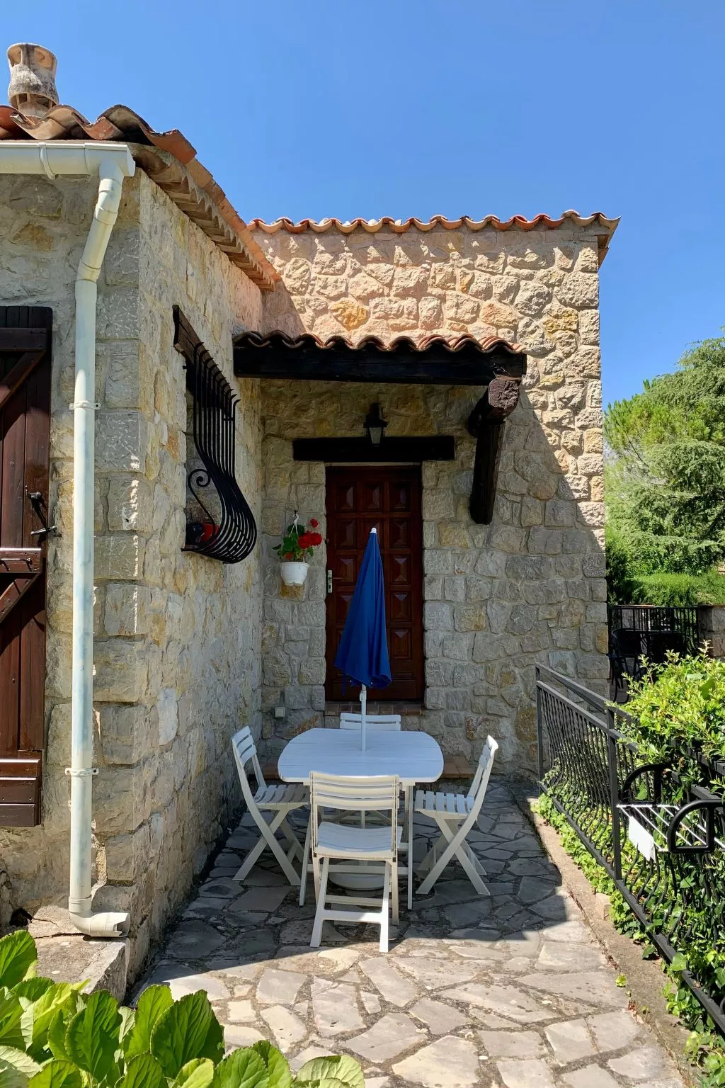 Steinhaus Garten und Blick auf die Berge-Image-tags.info